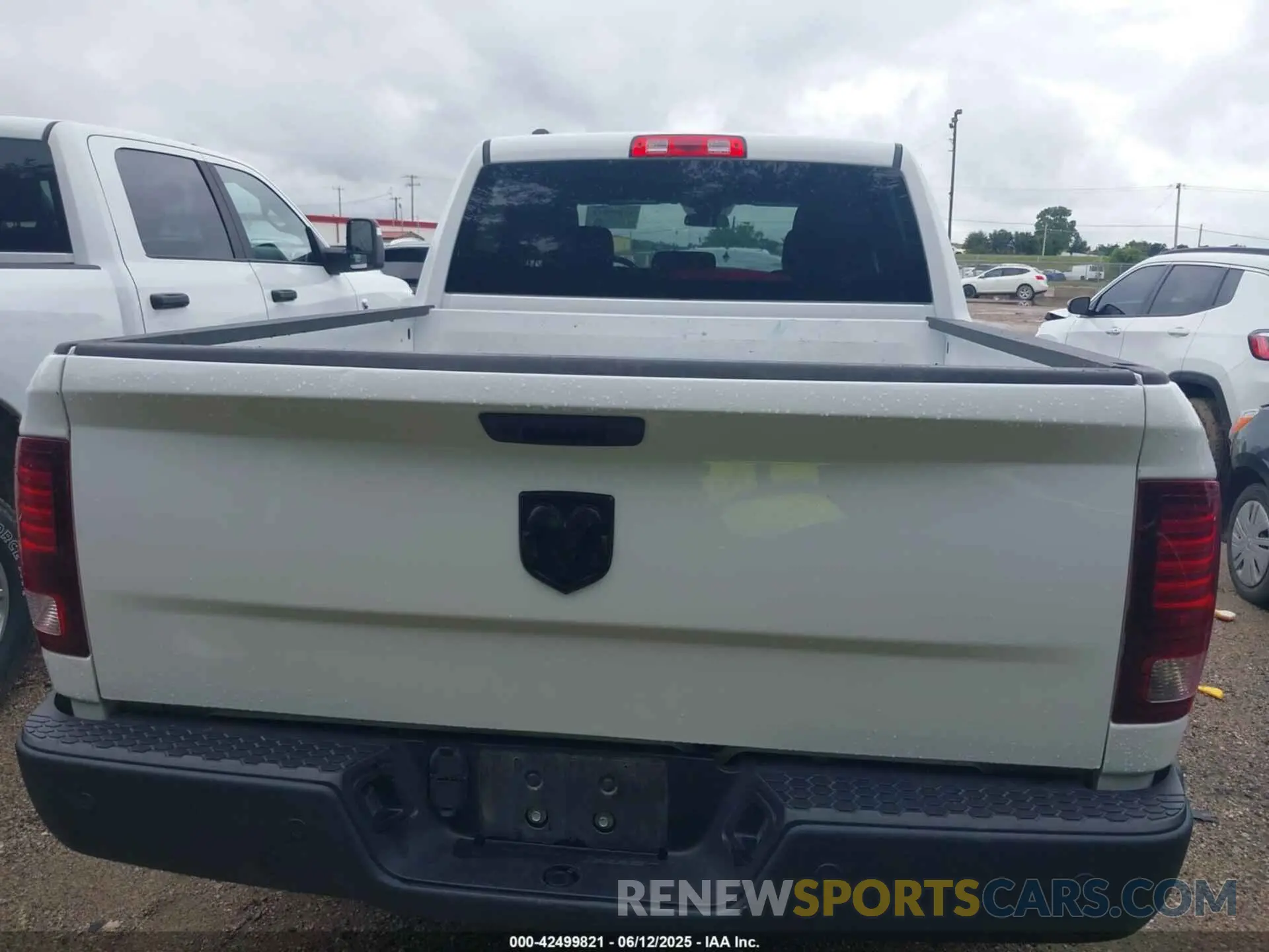 16 Photograph of a damaged car 1C6RR6LGXRS127565 RAM 1500 CLASSIC 2024