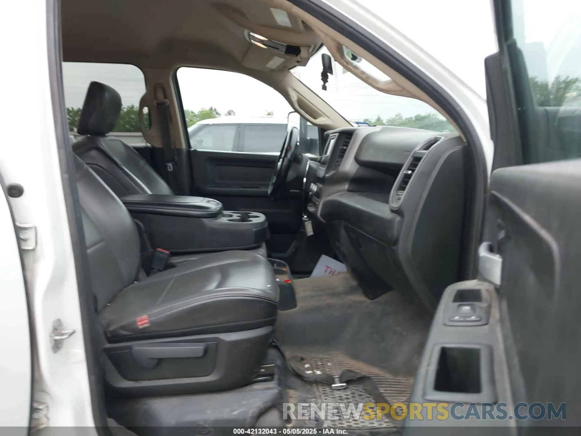 5 Photograph of a damaged car 3C6UR4HJ9KG646011 RAM 2500 2019