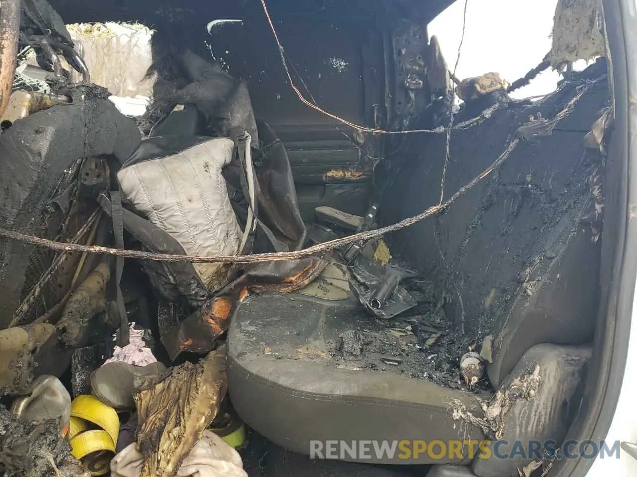 10 Photograph of a damaged car 3C6UR5DLXKG680326 RAM 2500 2019