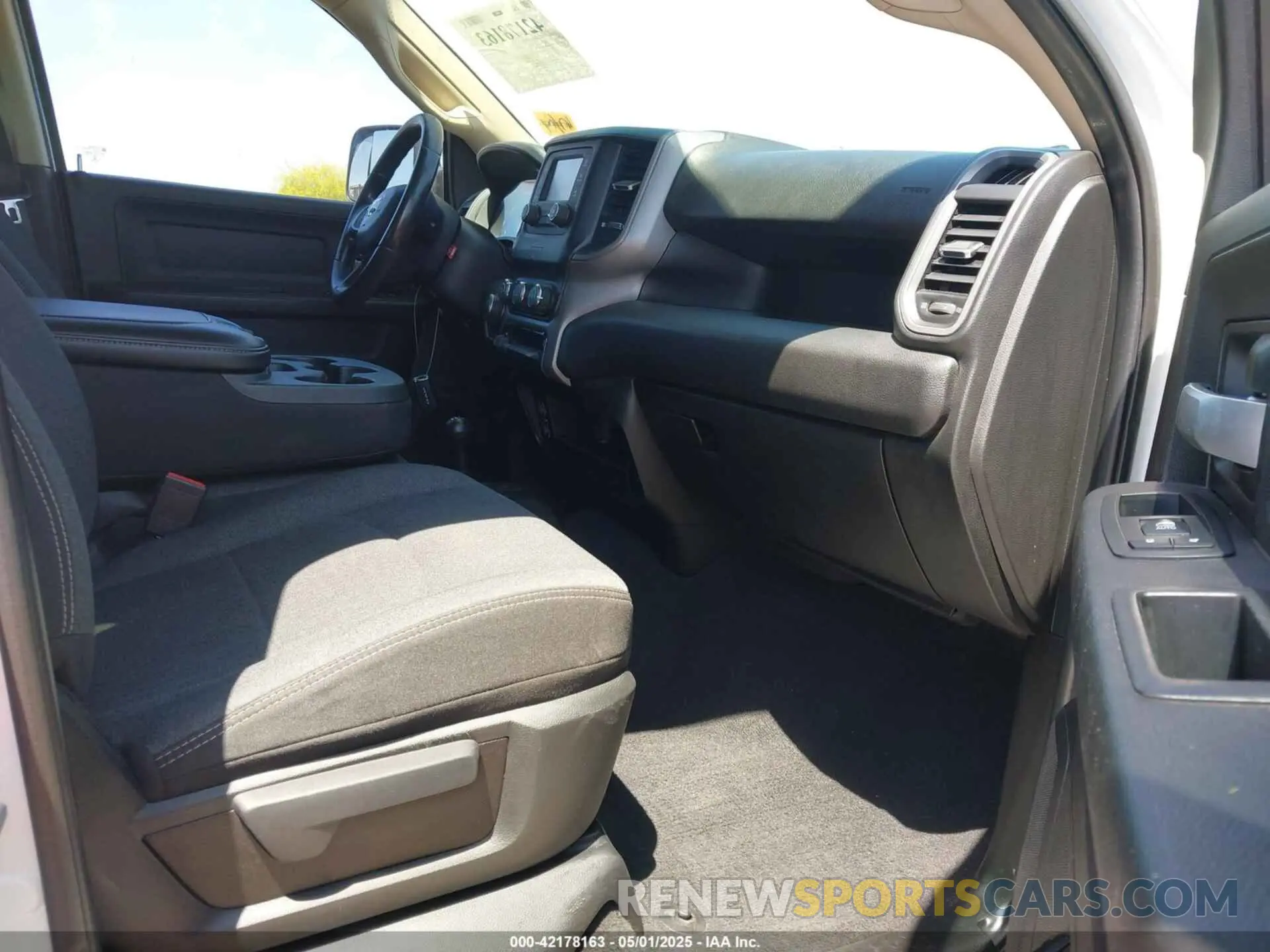 5 Photograph of a damaged car 3C6UR5HJ1KG599000 RAM 2500 2019