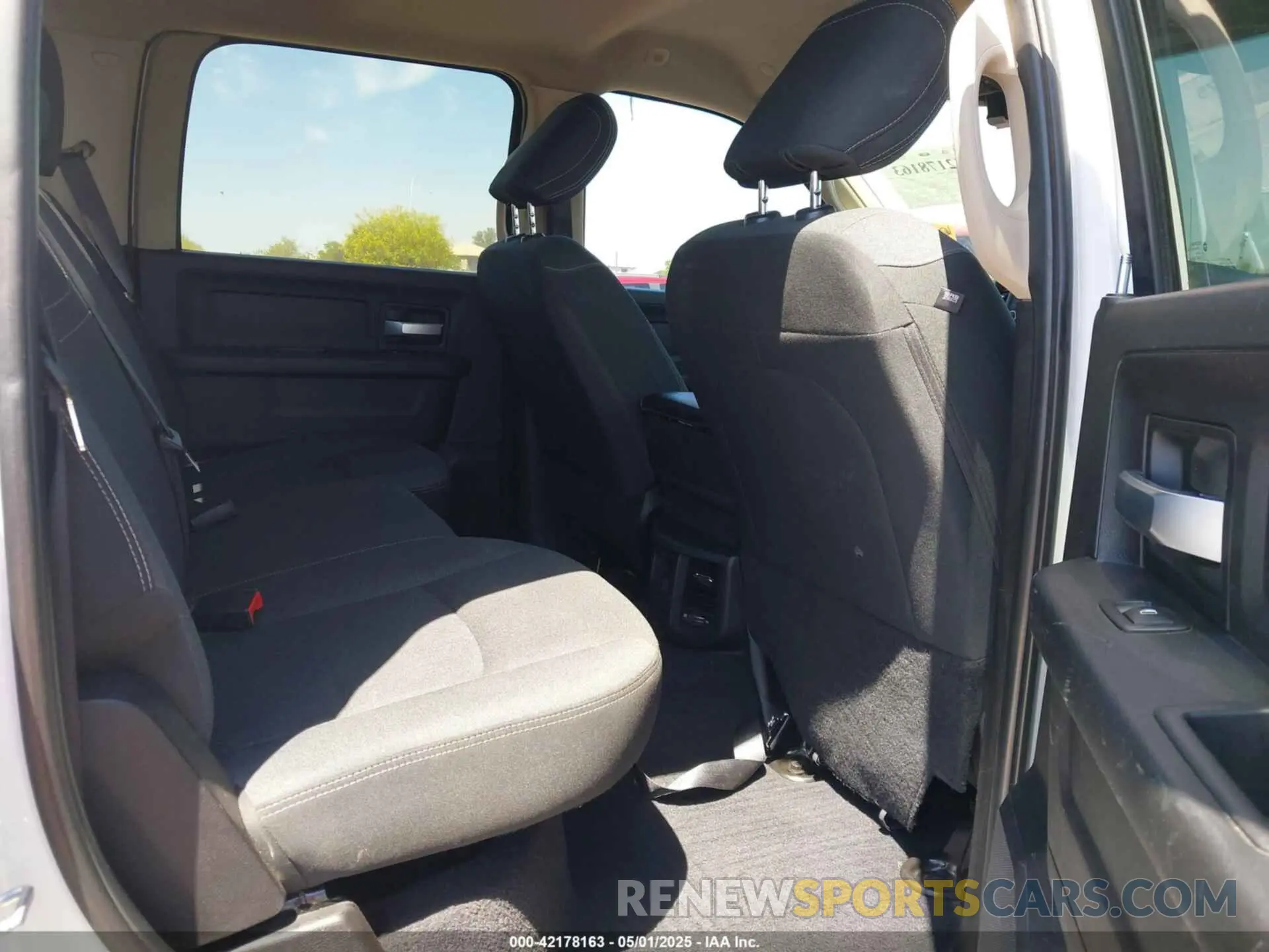 8 Photograph of a damaged car 3C6UR5HJ1KG599000 RAM 2500 2019