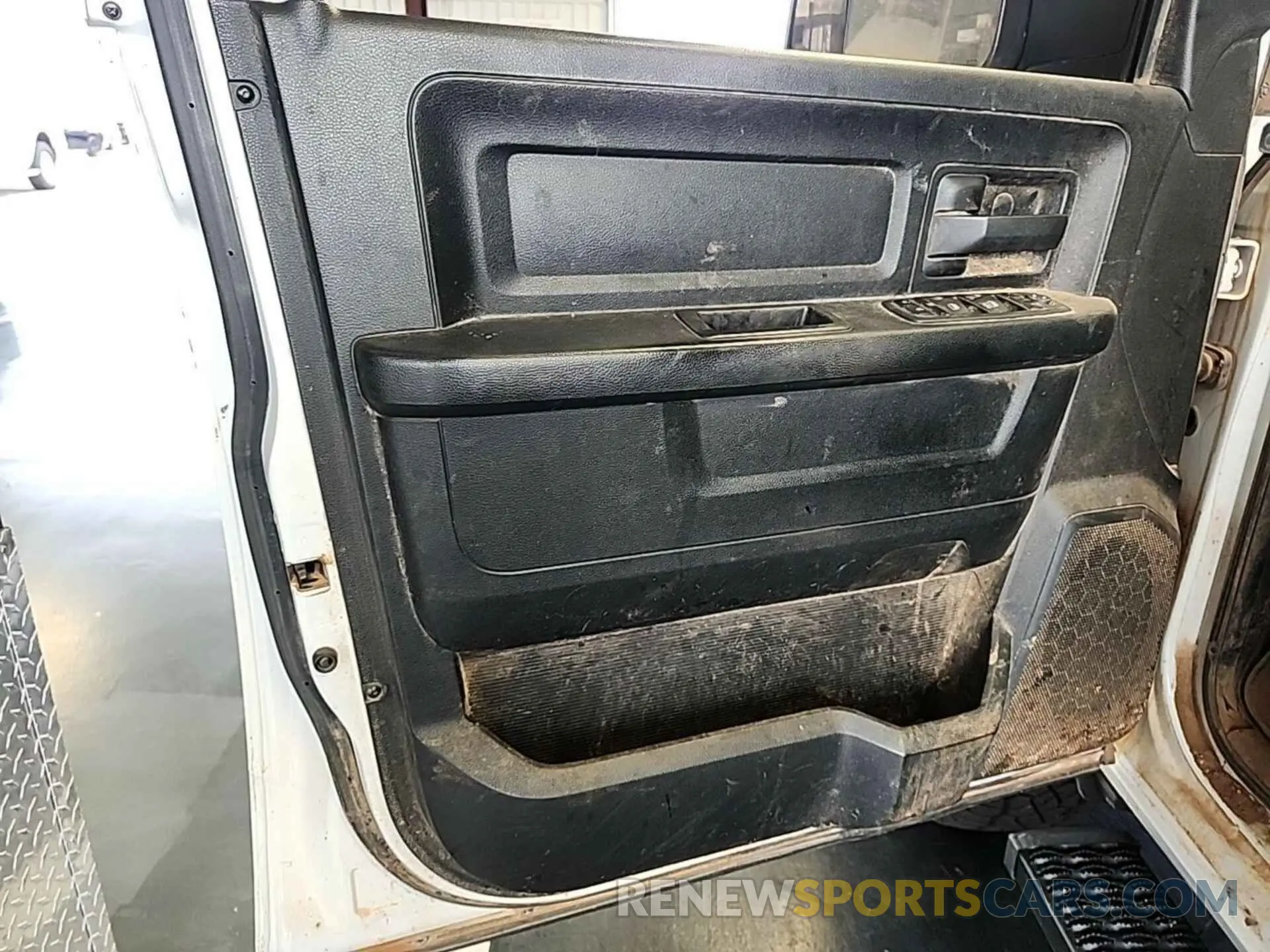 3 Photograph of a damaged car 3C6UR5CJ5NG320823 RAM 2500 2022