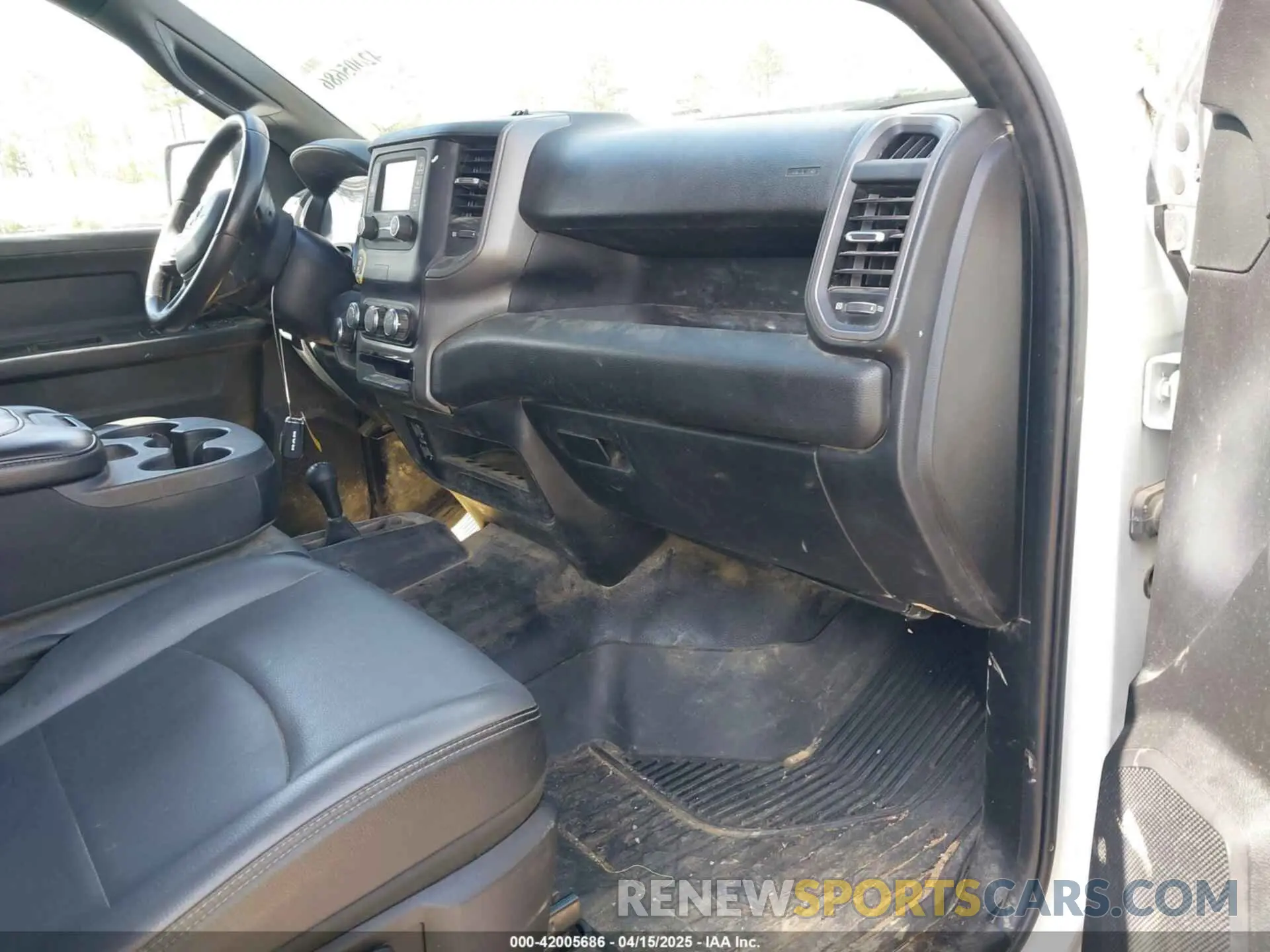 5 Photograph of a damaged car 3C6UR5CJ6NG203221 RAM 2500 2022
