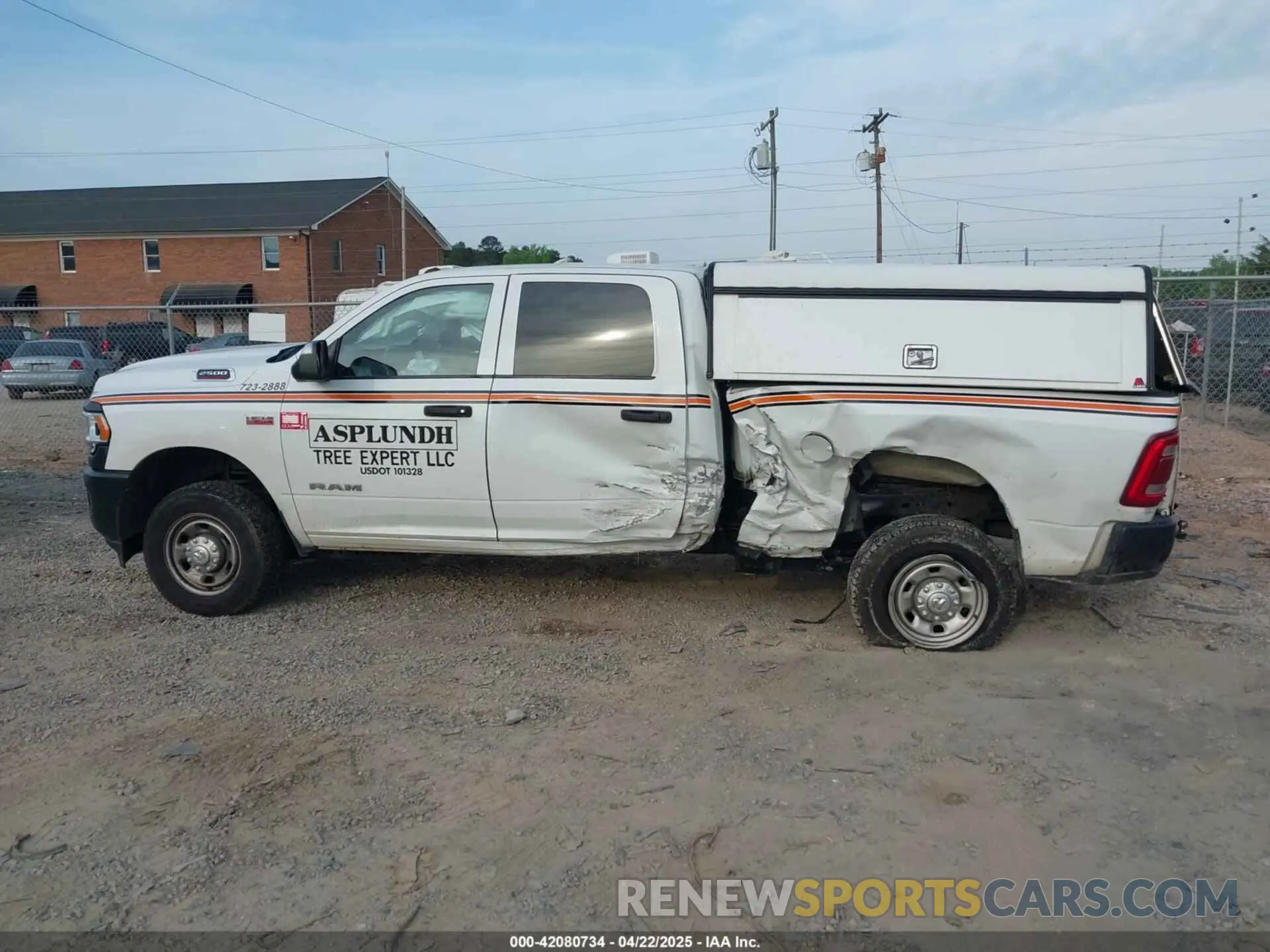 14 Photograph of a damaged car 3C6UR5CJXNG271926 RAM 2500 2022