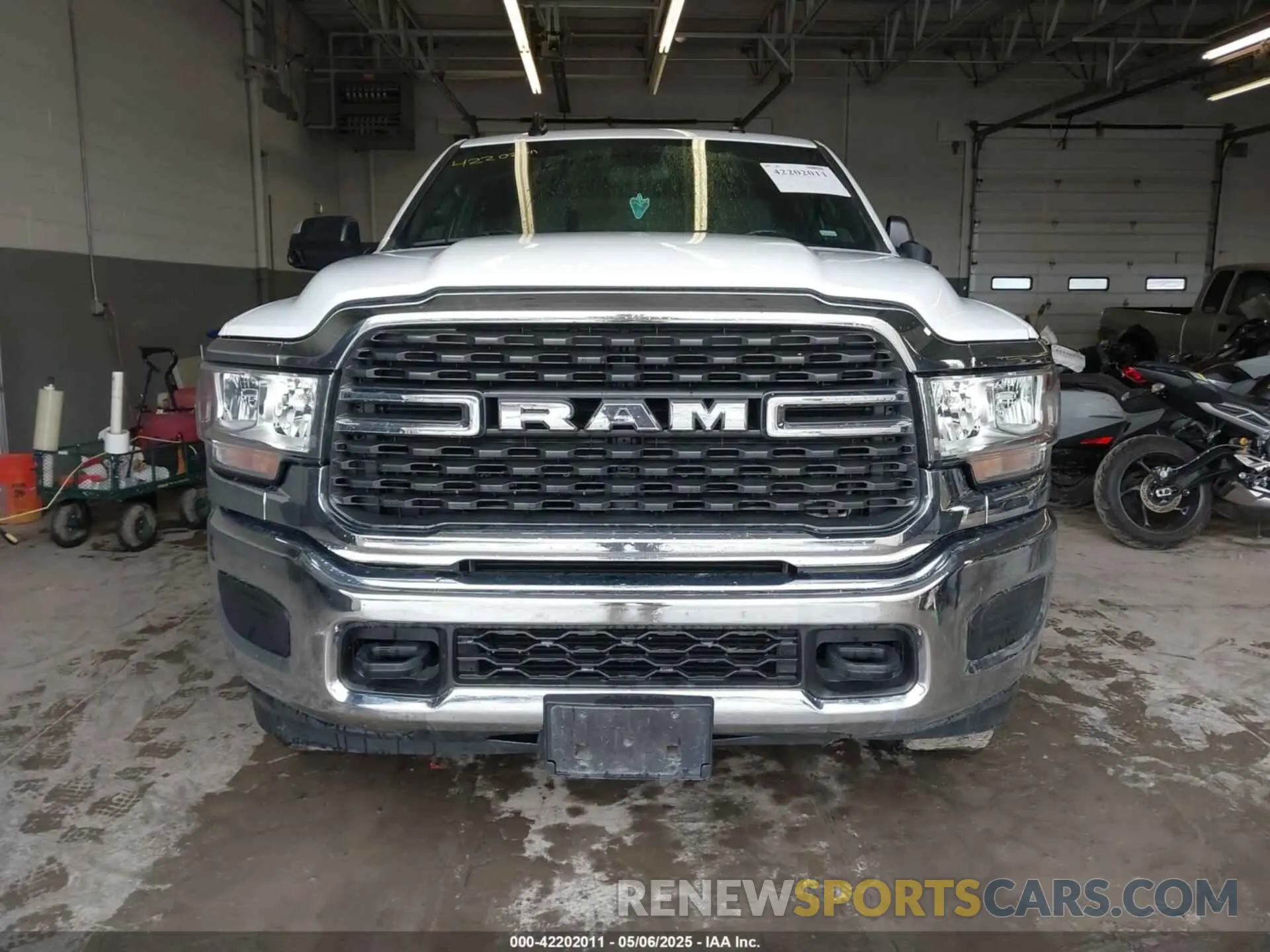 12 Photograph of a damaged car 3C6UR5DL1NG436374 RAM 2500 2022