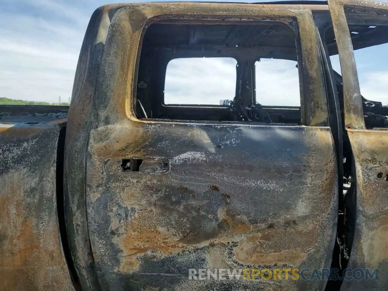 10 Photograph of a damaged car 3C6UR5DL8NG262772 RAM 2500 2022
