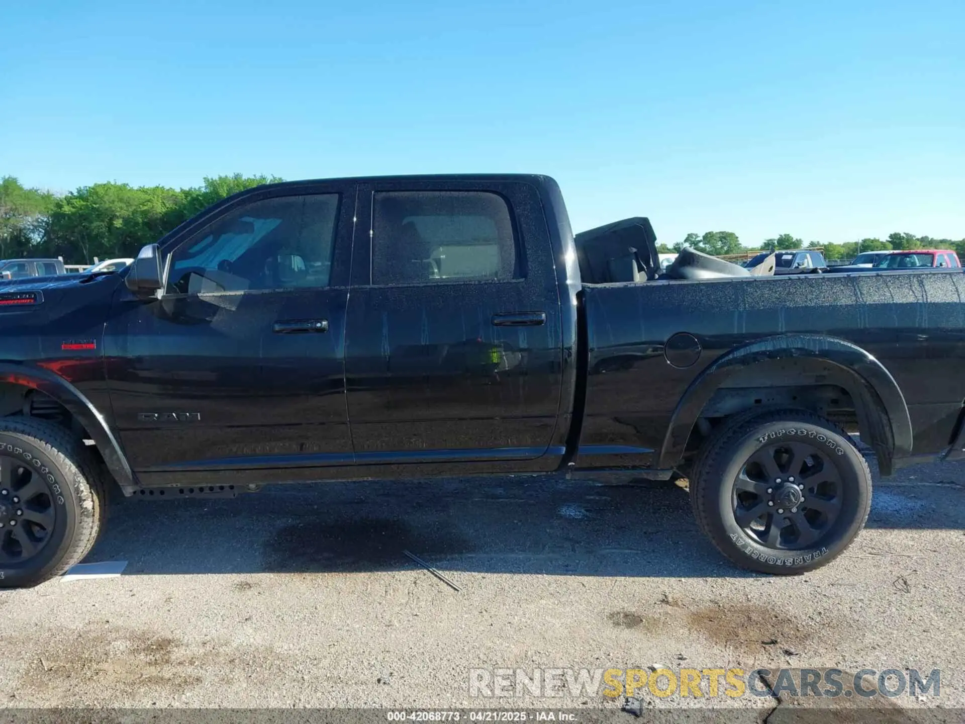 14 Photograph of a damaged car 3C6UR5FJ3NG131647 RAM 2500 2022