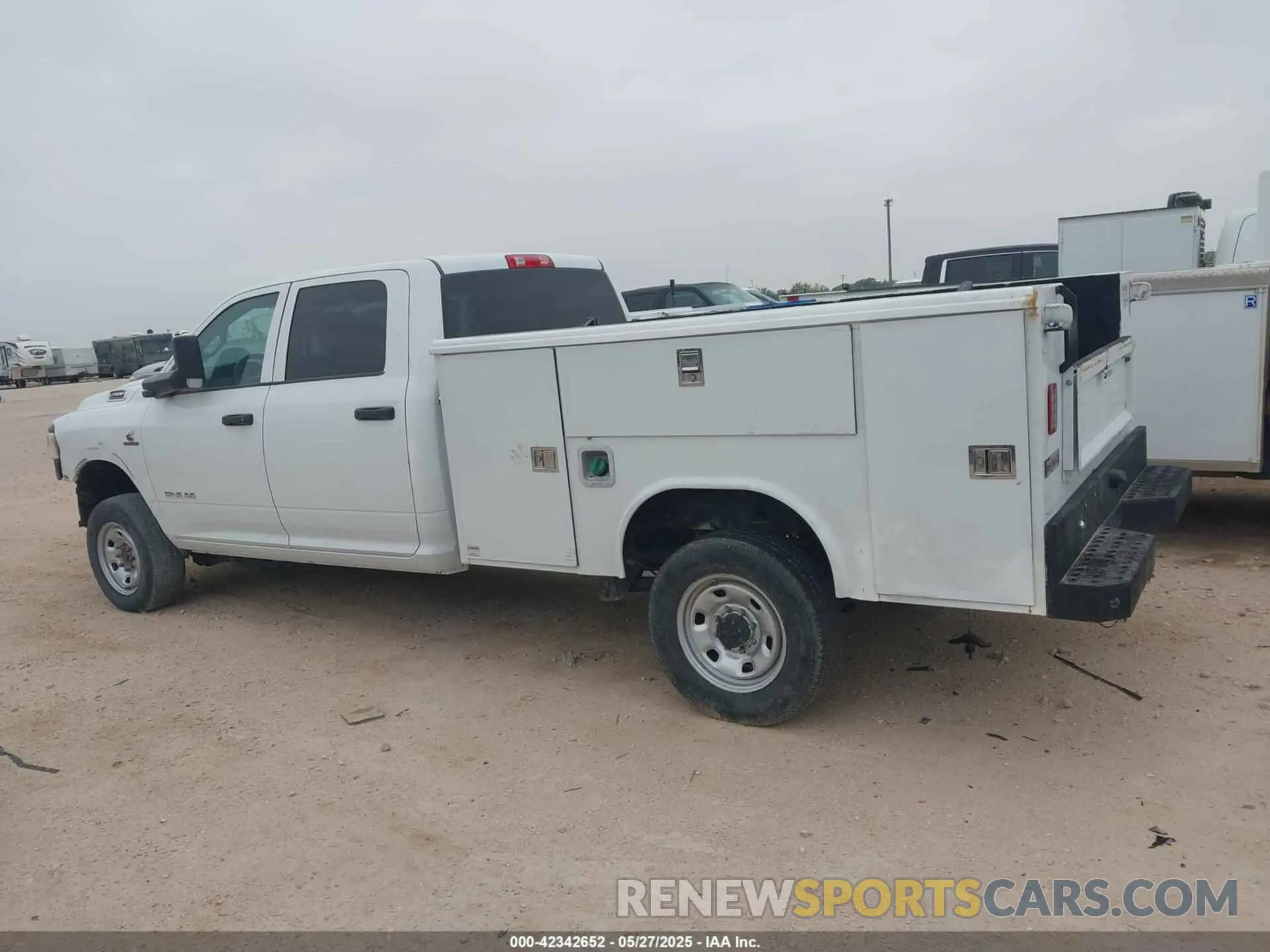 14 Photograph of a damaged car 3C6UR5HLXNG241660 RAM 2500 2022