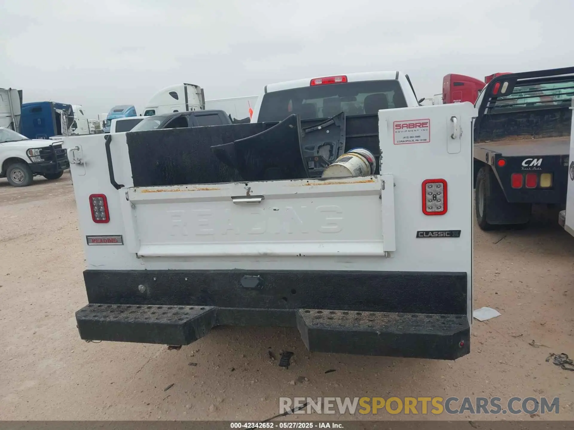 16 Photograph of a damaged car 3C6UR5HLXNG241660 RAM 2500 2022