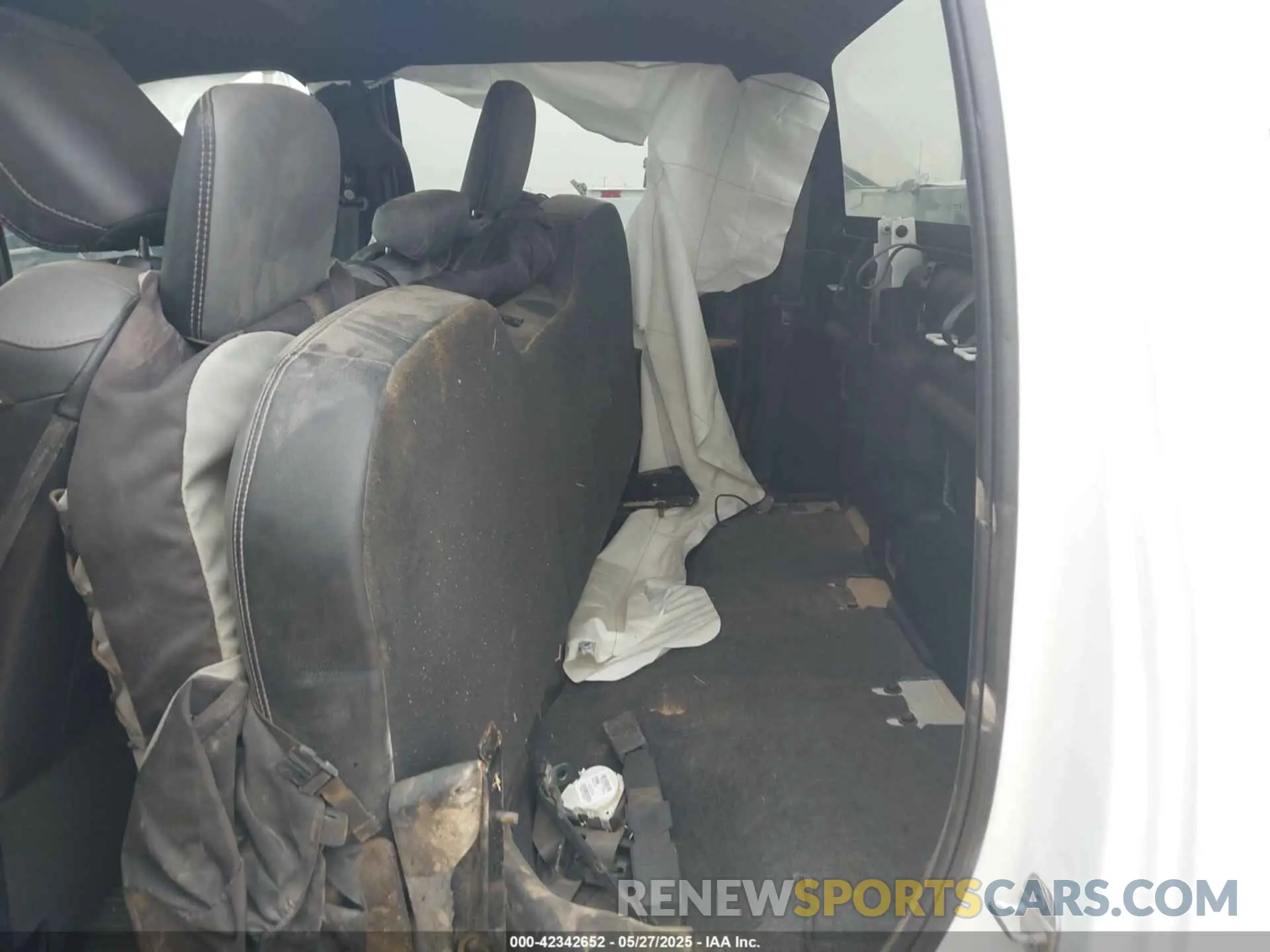 8 Photograph of a damaged car 3C6UR5HLXNG241660 RAM 2500 2022