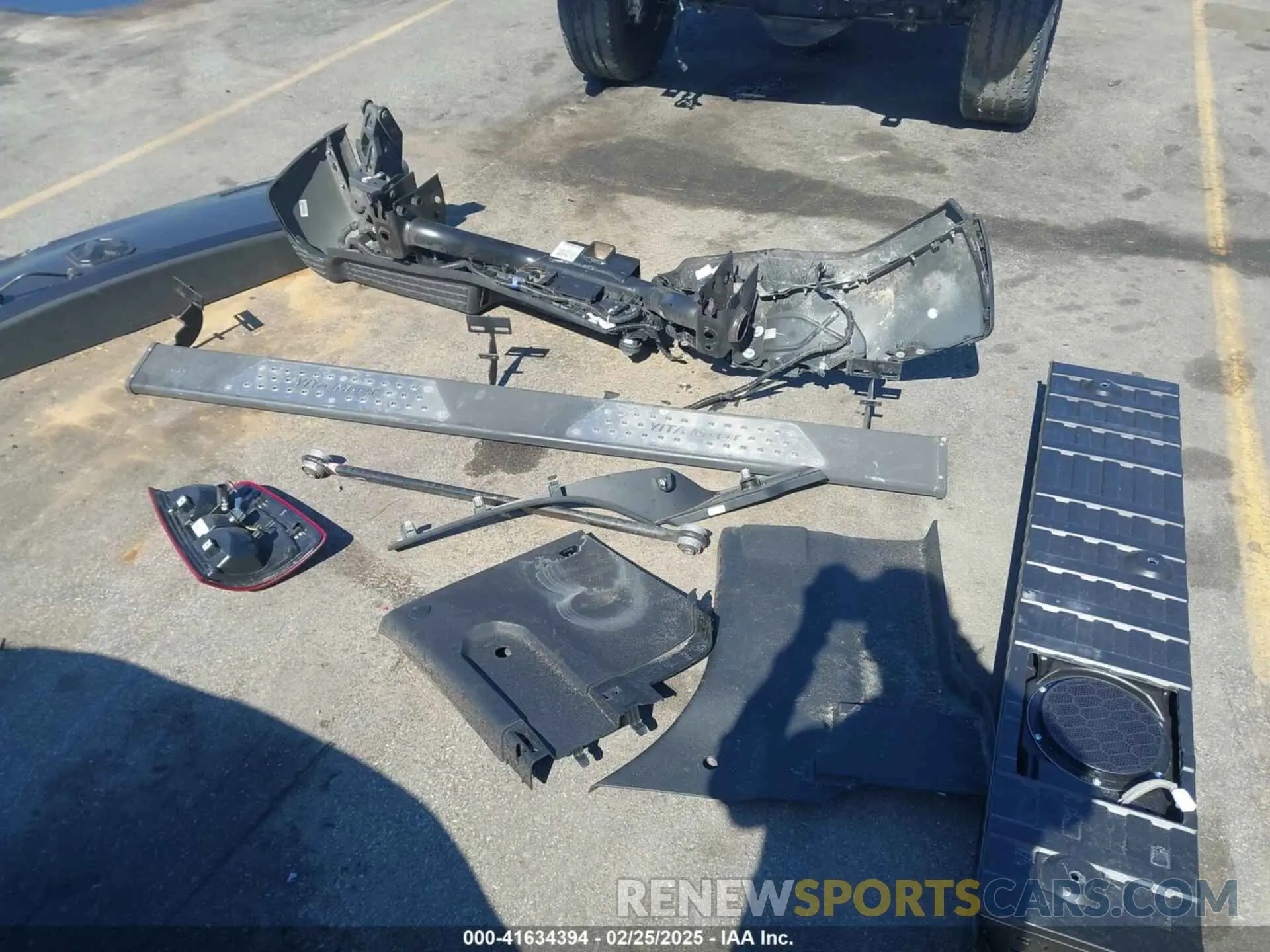 12 Photograph of a damaged car 3C6UR5ML7NG289963 RAM 2500 2022