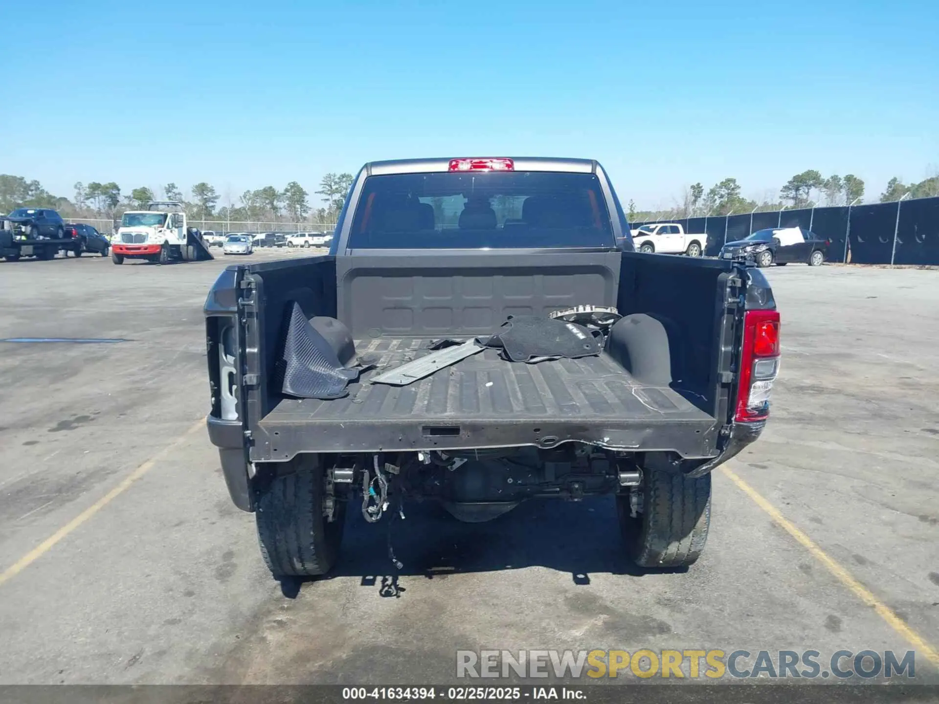 17 Photograph of a damaged car 3C6UR5ML7NG289963 RAM 2500 2022