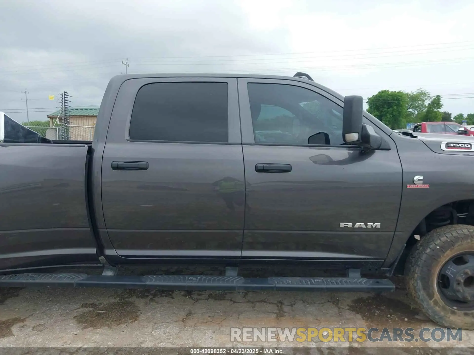 14 Photograph of a damaged car 3C63RRGL3NG177594 RAM 3500 2022