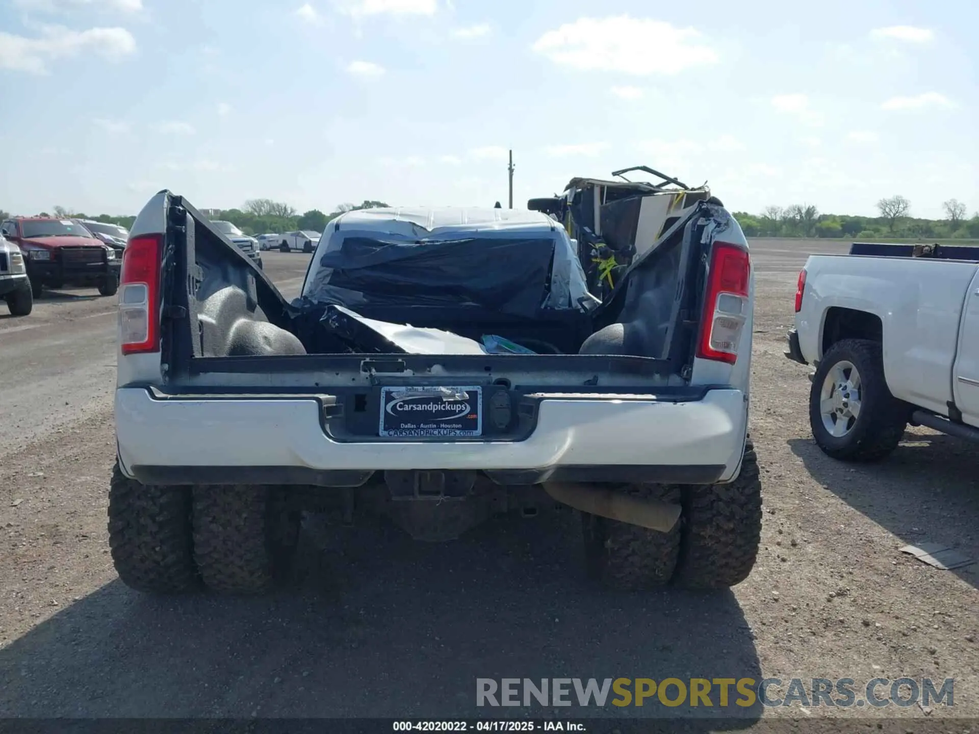 15 Photograph of a damaged car 3C63RRGL5NG342187 RAM 3500 2022