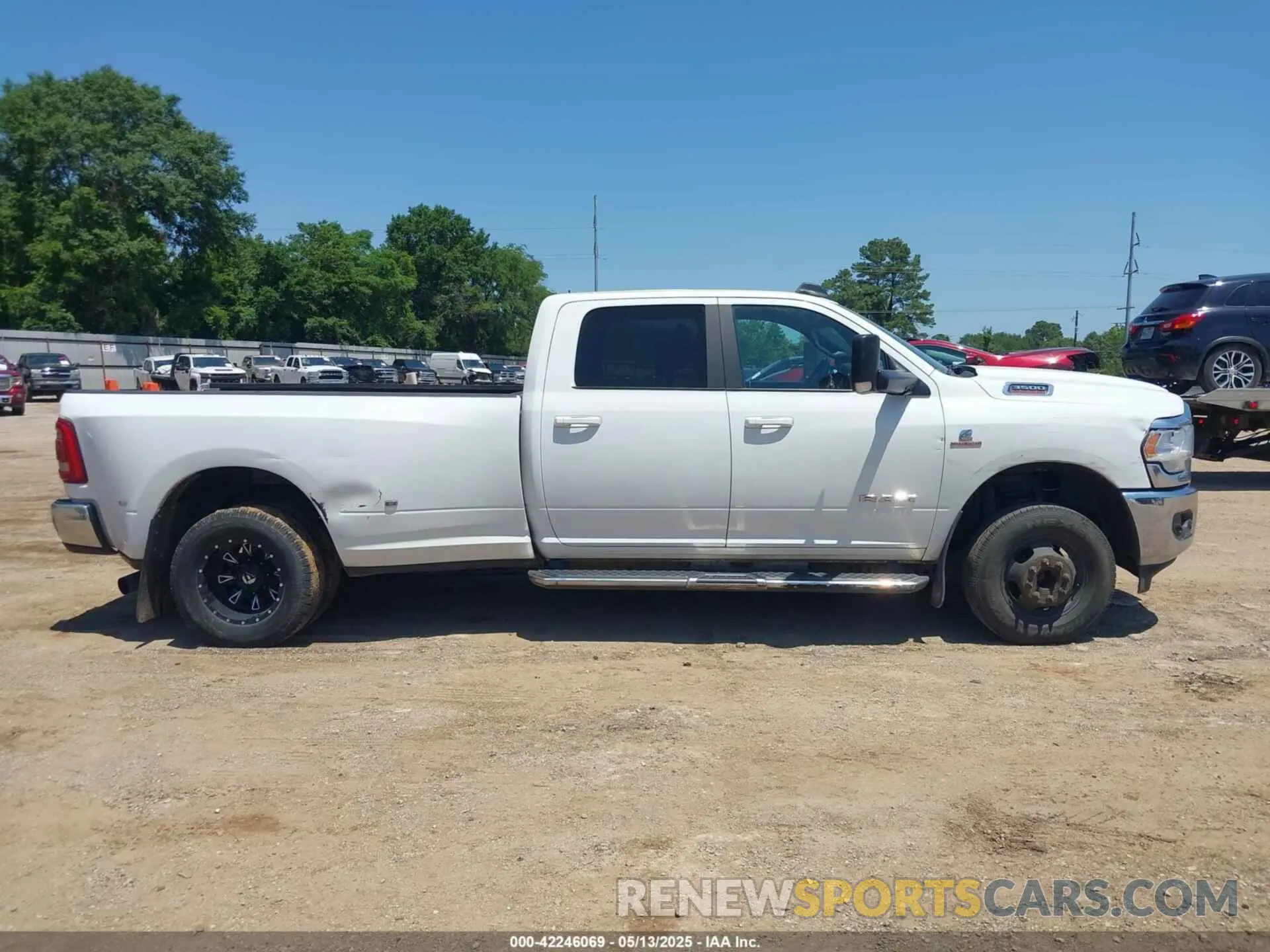 14 Photograph of a damaged car 3C63RRHL7NG239125 RAM 3500 2022
