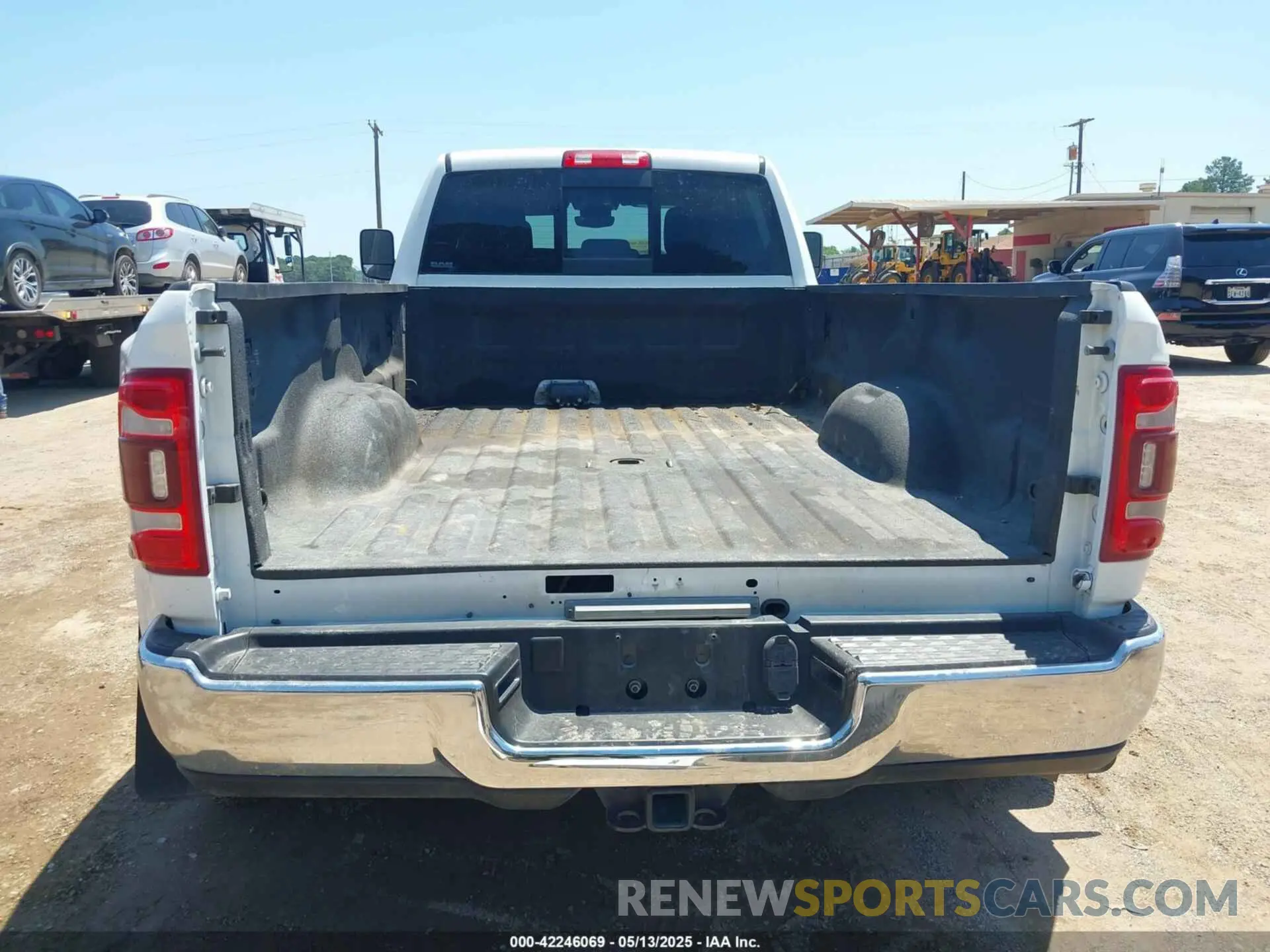 16 Photograph of a damaged car 3C63RRHL7NG239125 RAM 3500 2022