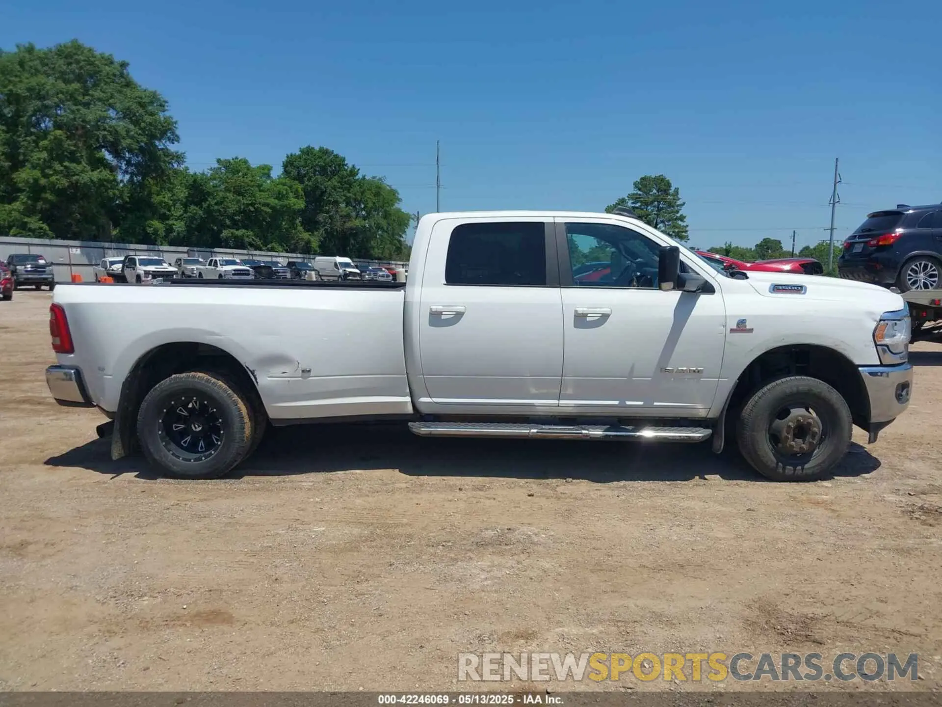 18 Photograph of a damaged car 3C63RRHL7NG239125 RAM 3500 2022