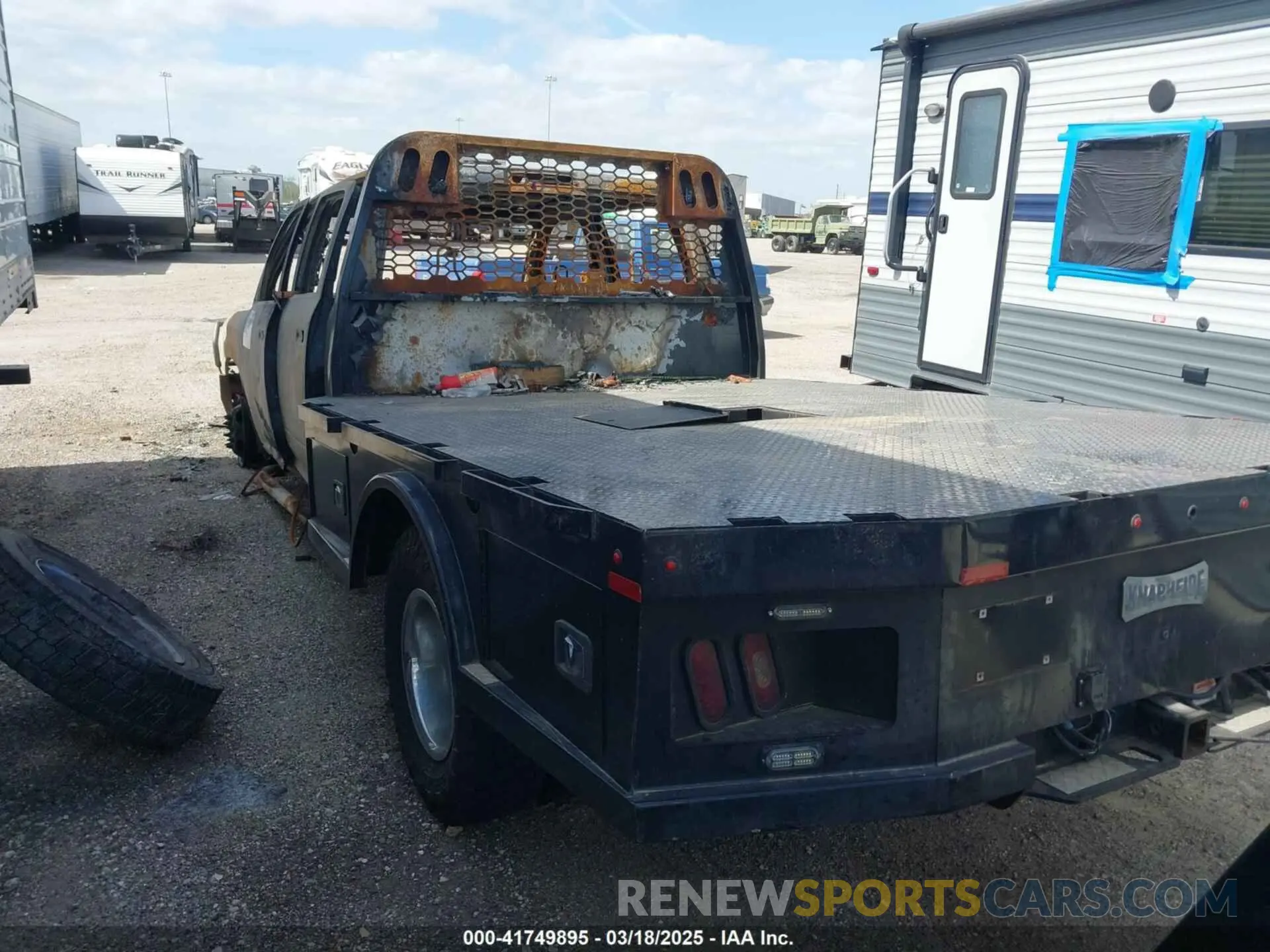 3 Фотография поврежденного автомобиля 3C7WRTCL4KG620634 RAM 3500 CHASSIS 2019
