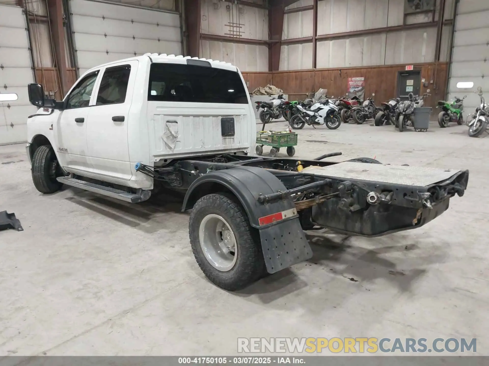 3 Photograph of a damaged car 3C7WRTCLXKG642699 RAM 3500 CHASSIS 2019