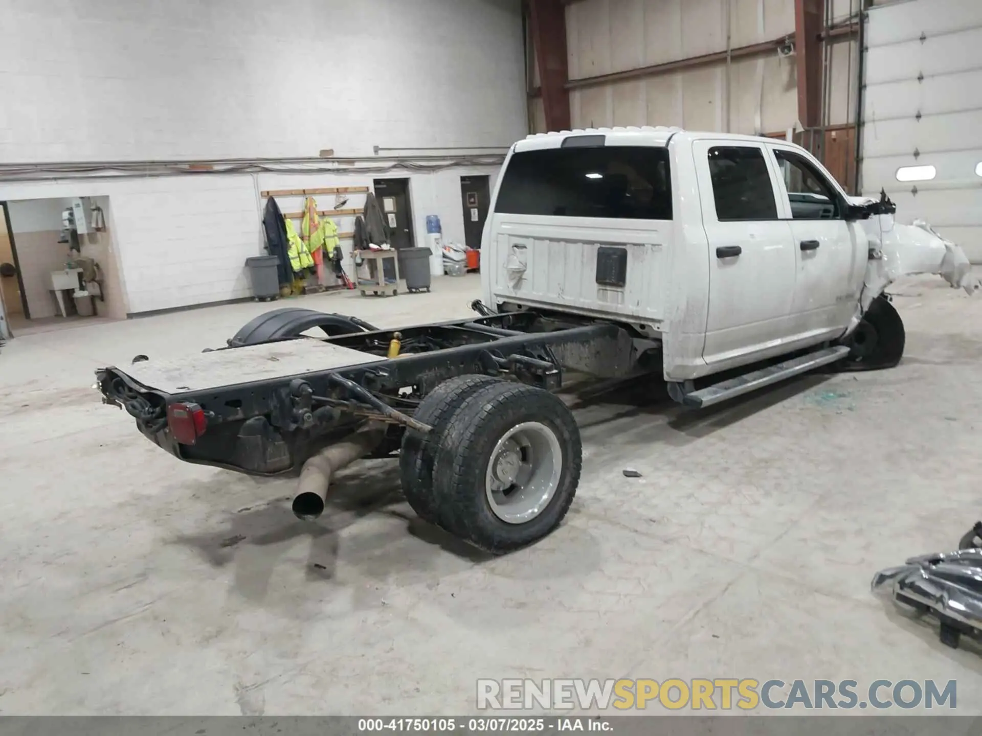 4 Photograph of a damaged car 3C7WRTCLXKG642699 RAM 3500 CHASSIS 2019