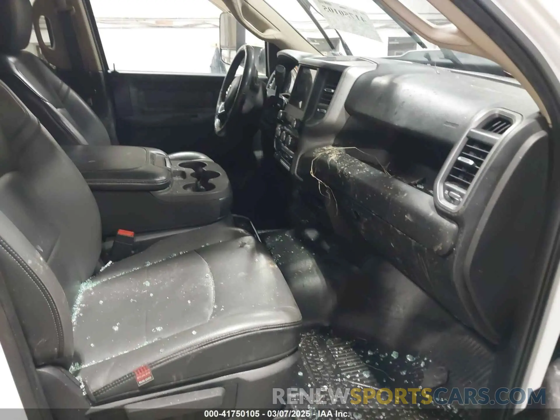 5 Photograph of a damaged car 3C7WRTCLXKG642699 RAM 3500 CHASSIS 2019