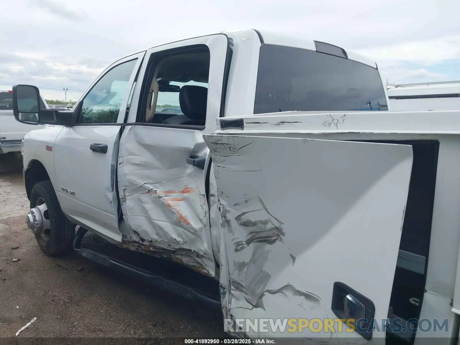 11 Photograph of a damaged car 3C7WRSCJ6LG225610 RAM 3500 CHASSIS 2020