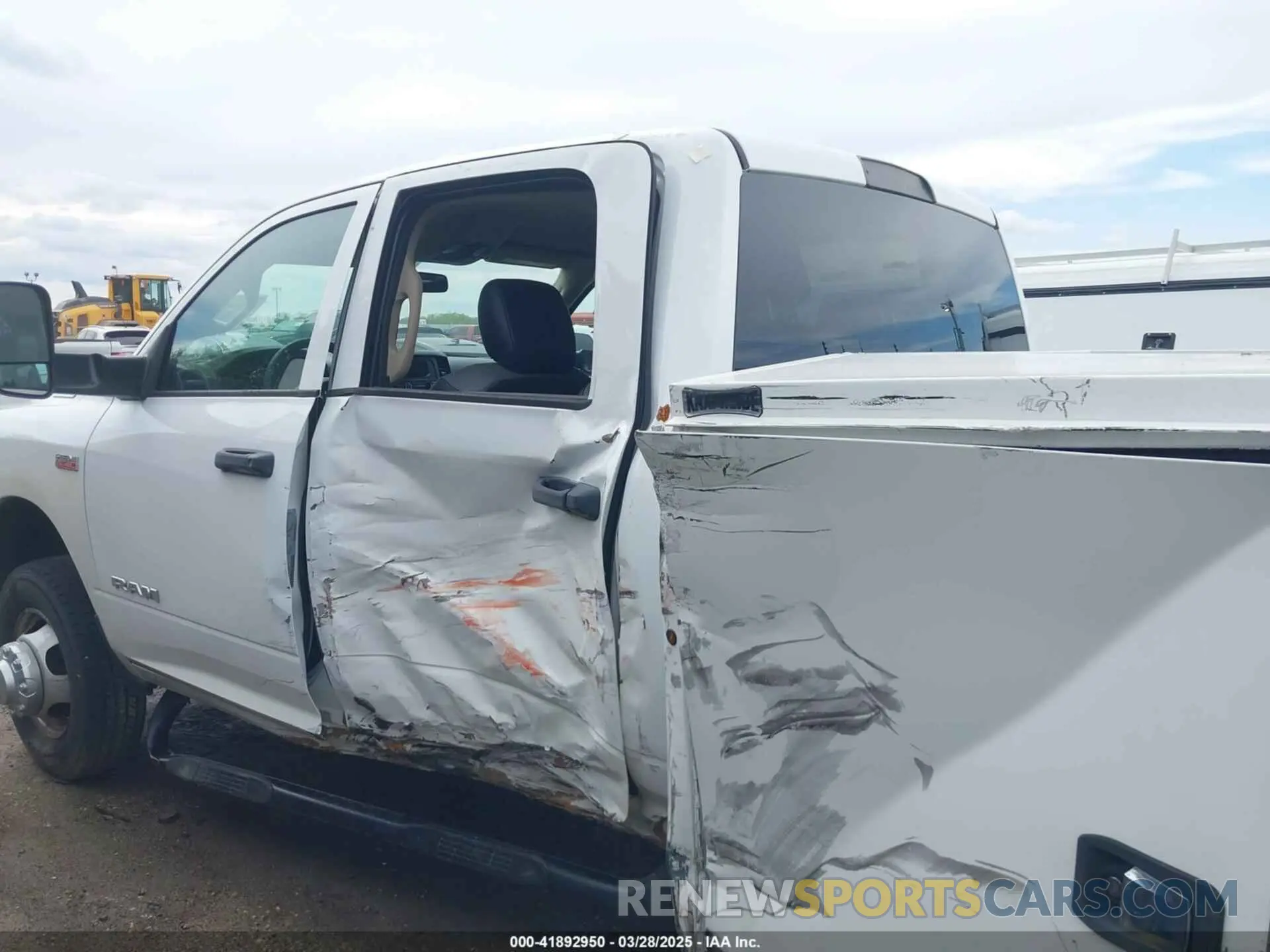 14 Photograph of a damaged car 3C7WRSCJ6LG225610 RAM 3500 CHASSIS 2020