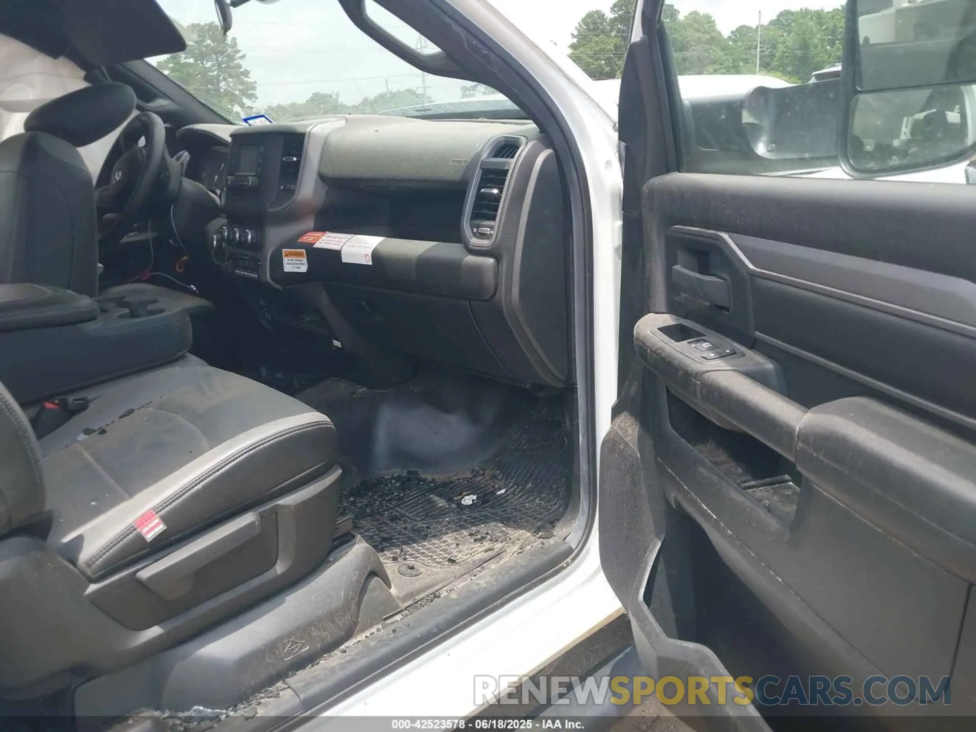 5 Photograph of a damaged car 3C7WRCAJ6NG296219 RAM 3500 CHASSIS 2022