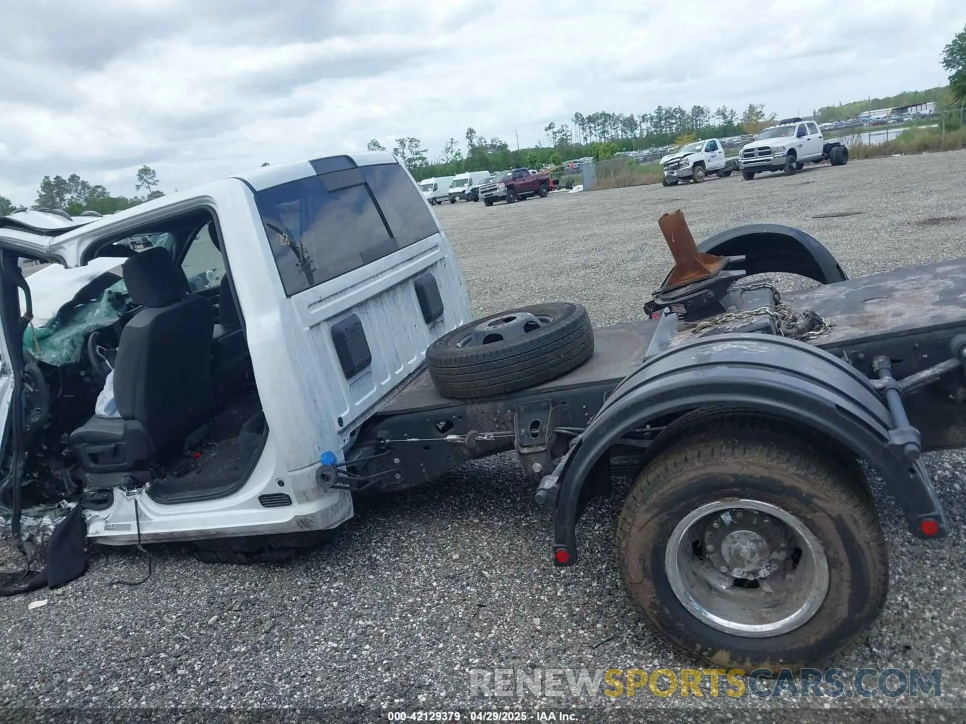 13 Photograph of a damaged car 3C7WRTCL3RG258404 RAM 3500 CHASSIS 2024
