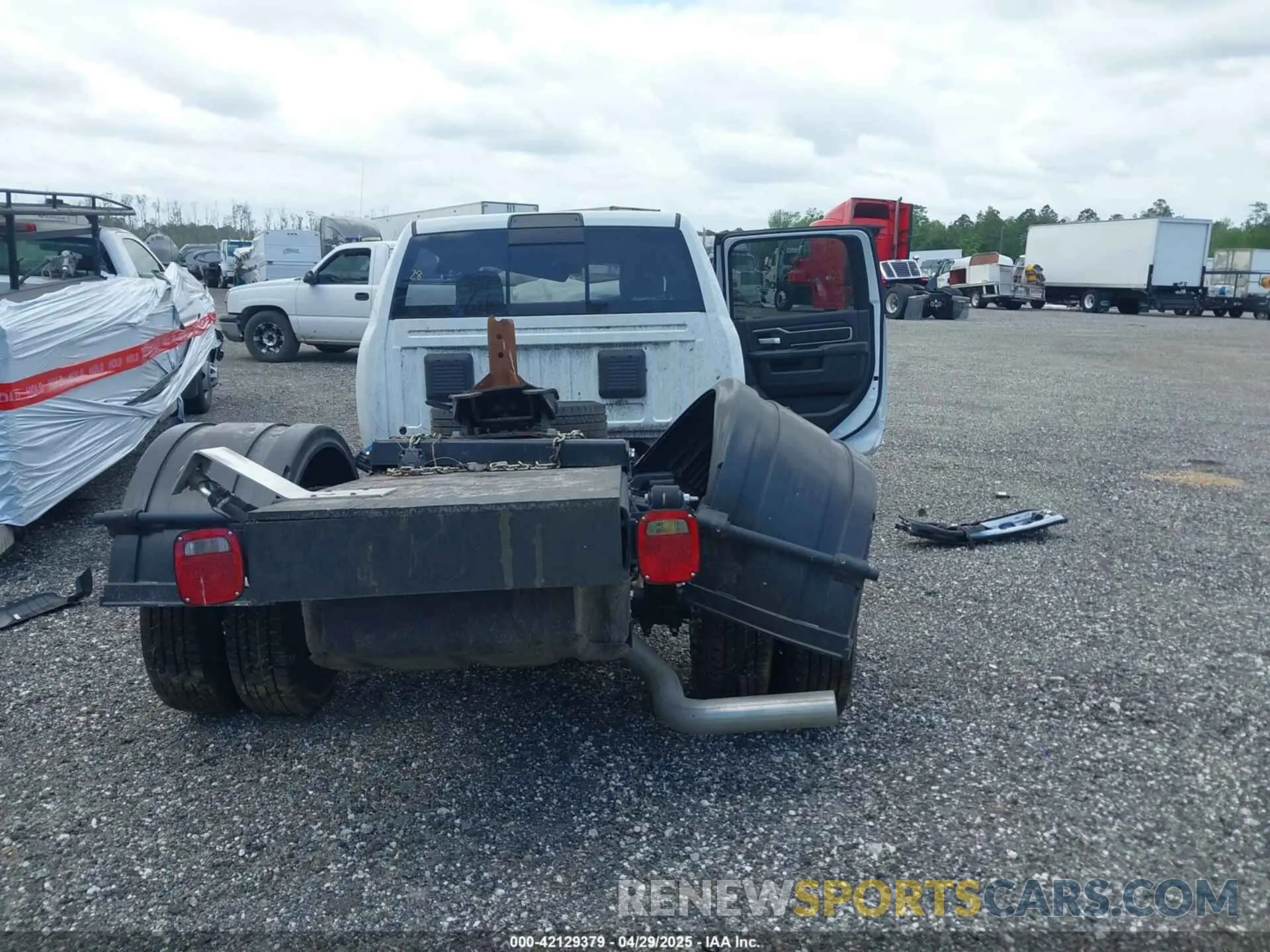14 Photograph of a damaged car 3C7WRTCL3RG258404 RAM 3500 CHASSIS 2024