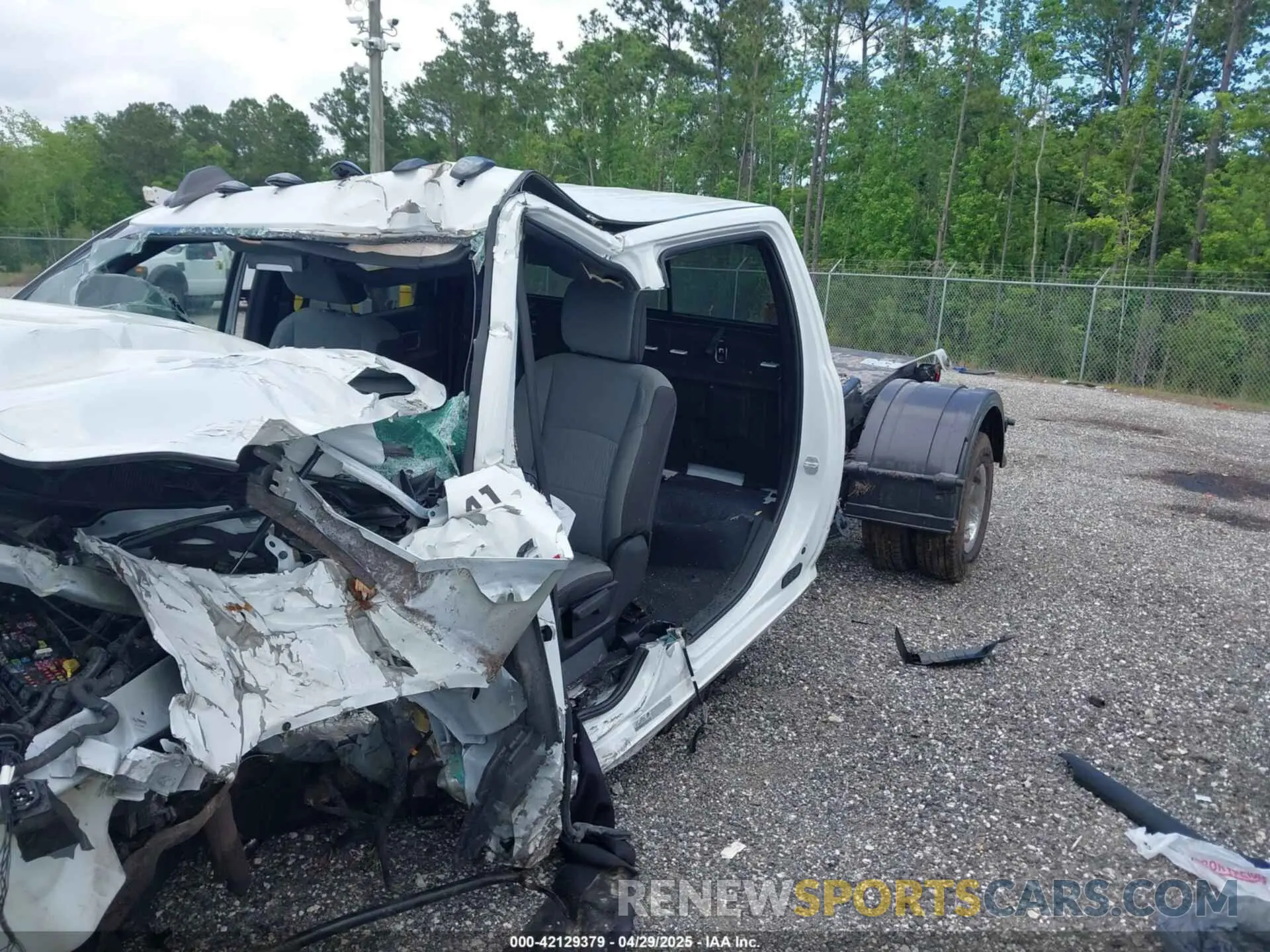 15 Photograph of a damaged car 3C7WRTCL3RG258404 RAM 3500 CHASSIS 2024