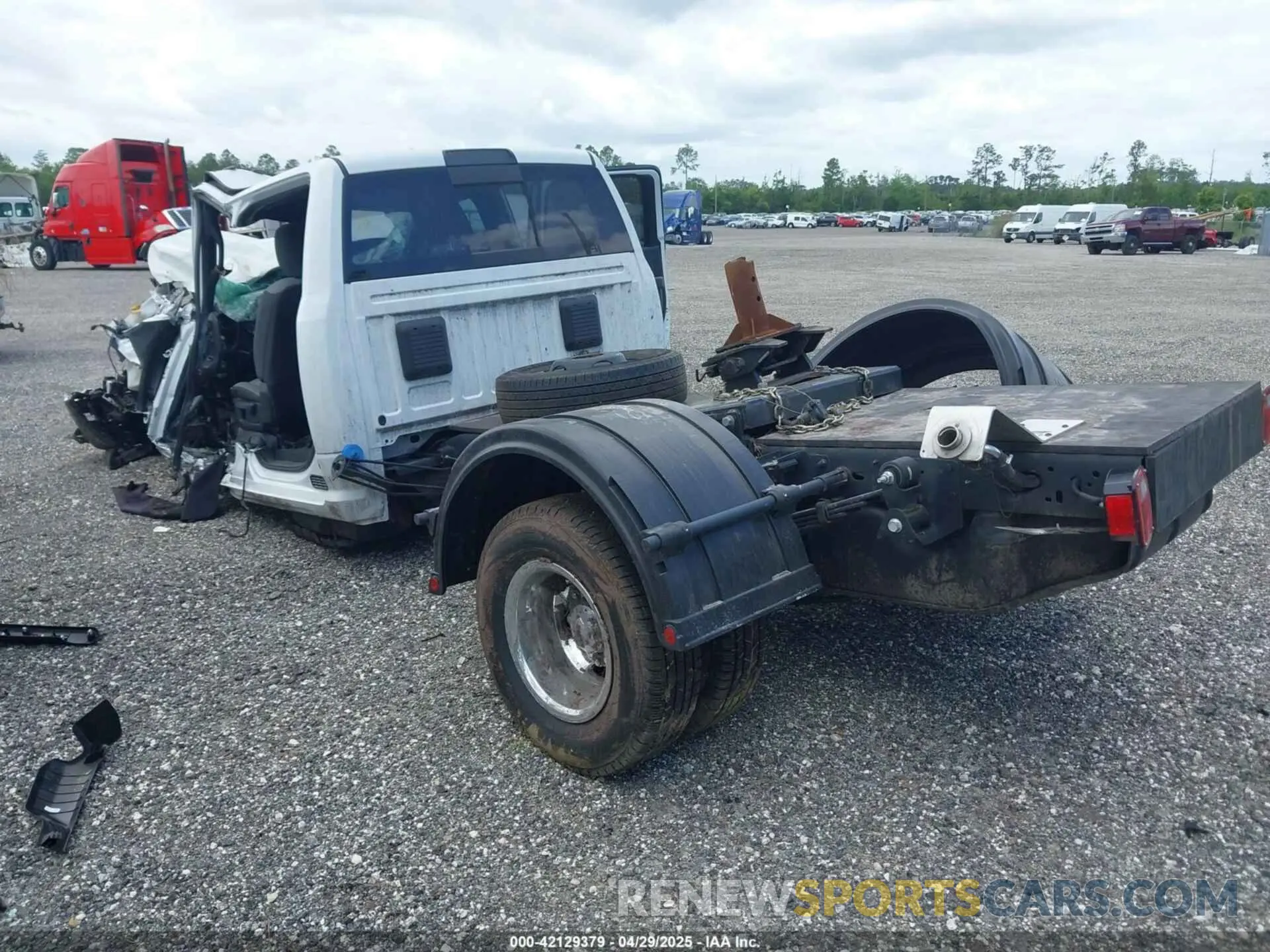 3 Photograph of a damaged car 3C7WRTCL3RG258404 RAM 3500 CHASSIS 2024