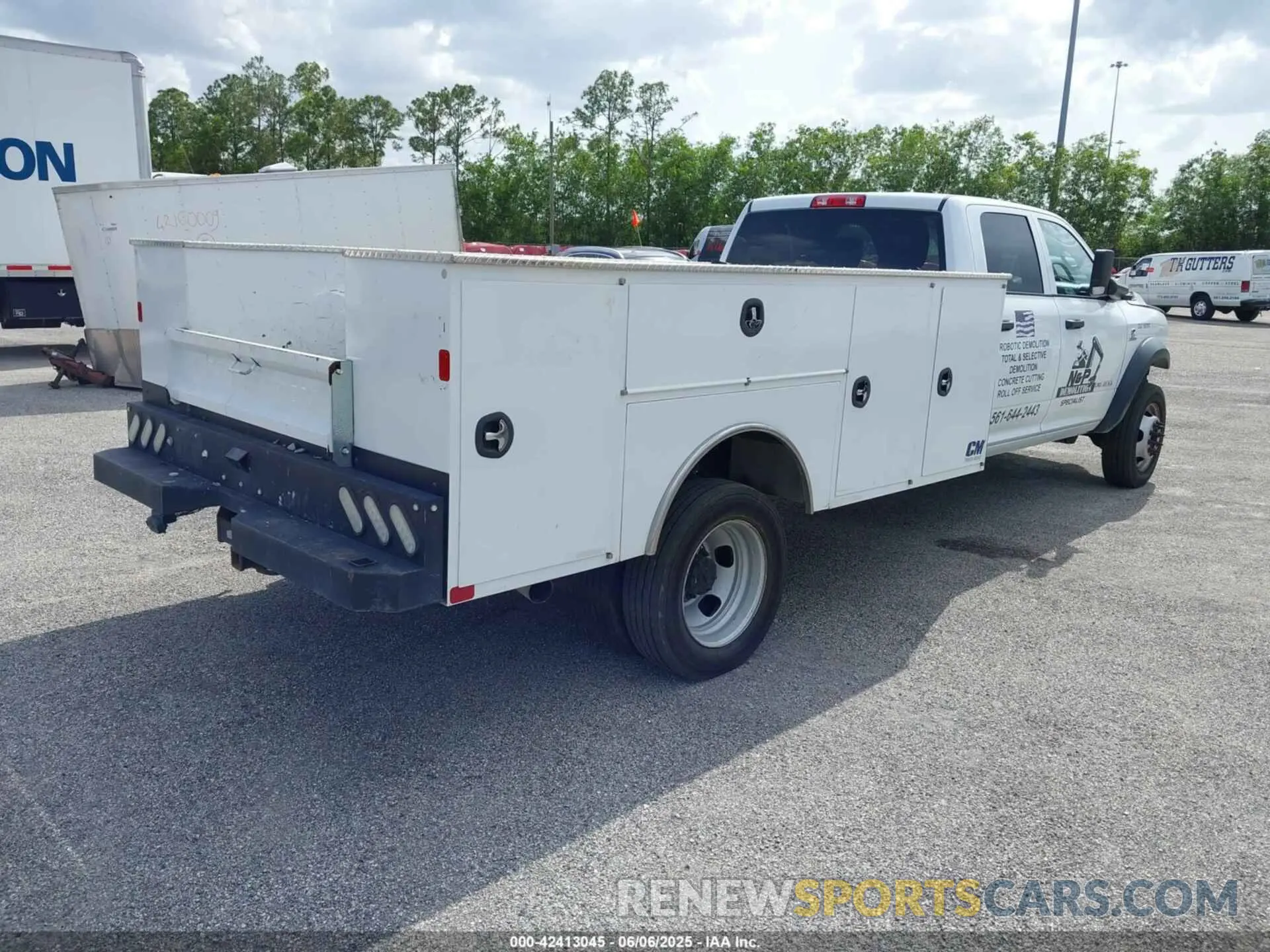 4 Photograph of a damaged car 3C7WRLFLXNG329832 RAM 4500 2022