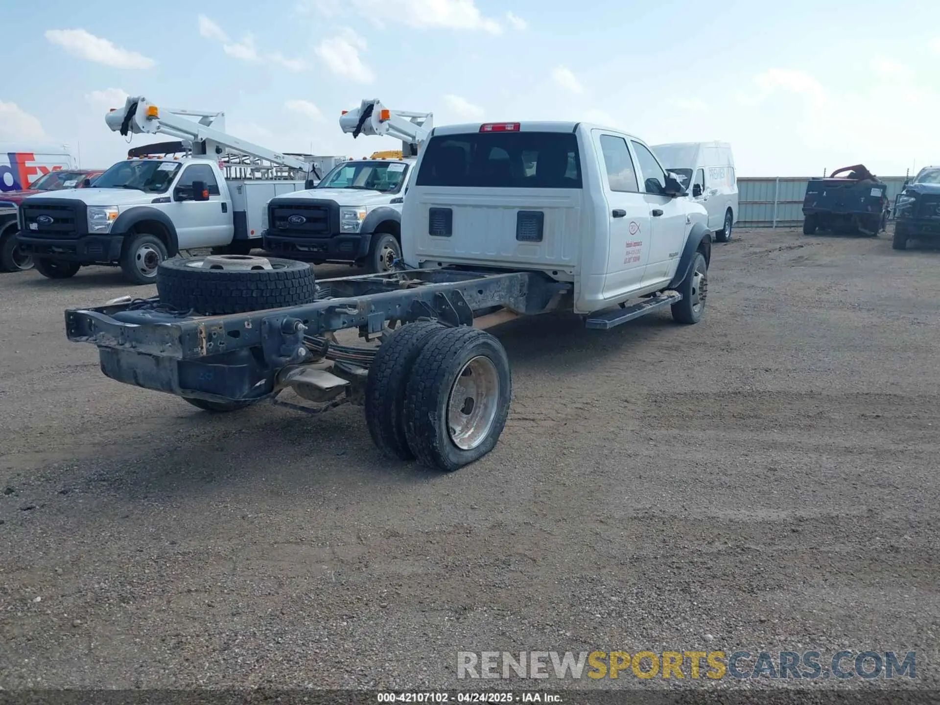 4 Фотография поврежденного автомобиля 3C7WRNFL4KG621614 RAM 5500 CHASSIS 2019