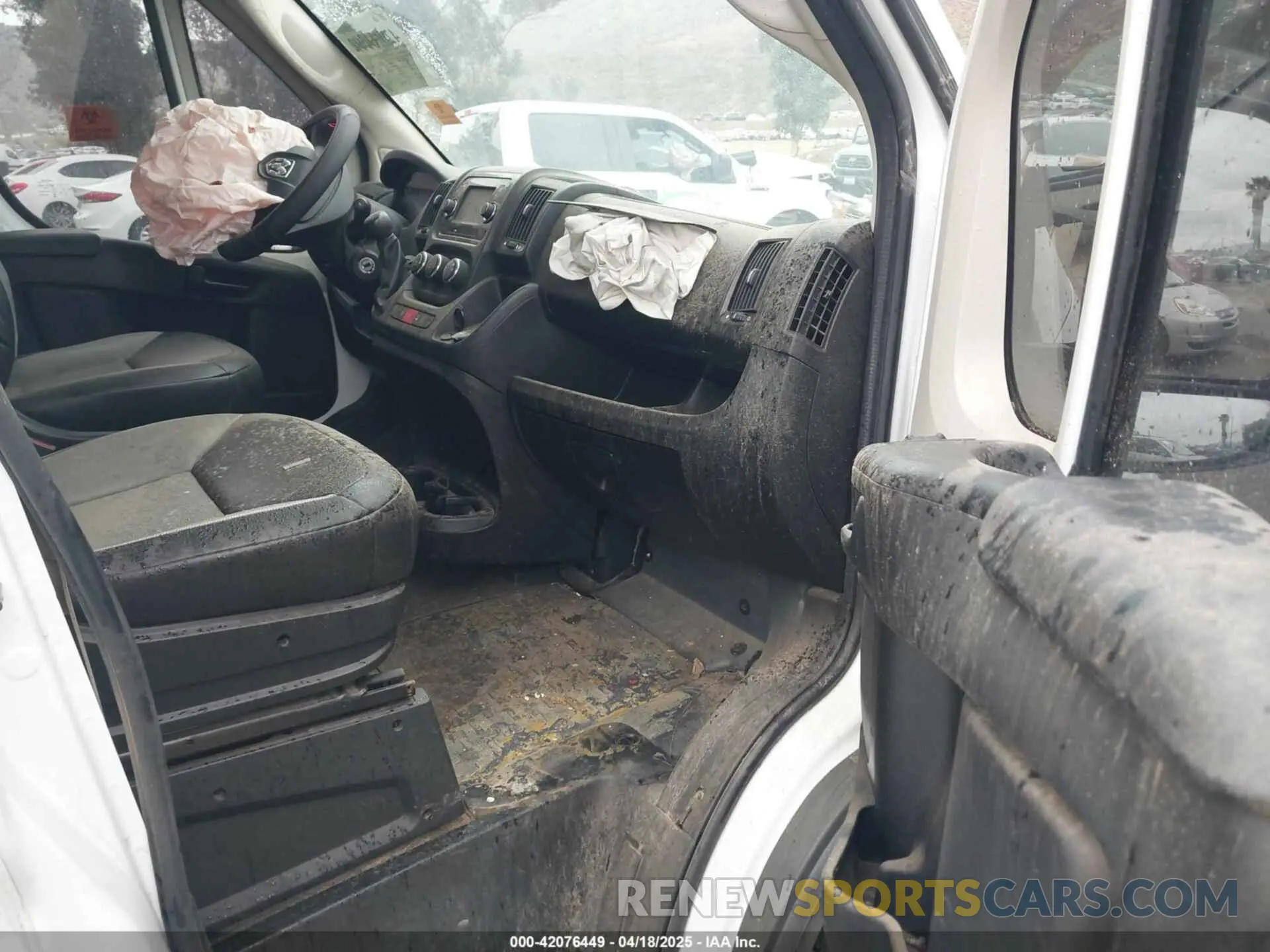 5 Photograph of a damaged car 3C6TRVAG0KE525704 RAM PROMASTER 1500 2019