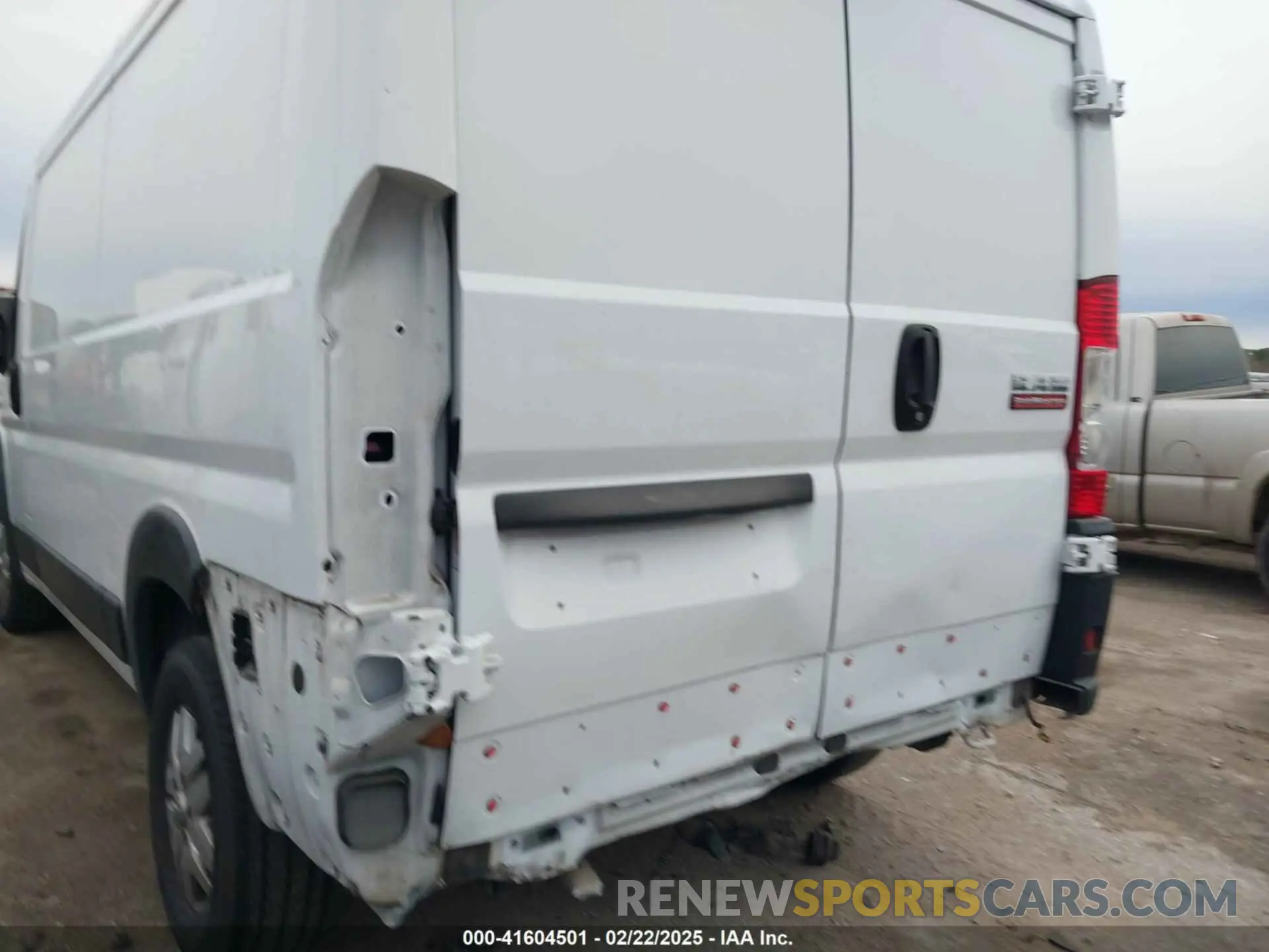 17 Photograph of a damaged car 3C6TRVAG5KE507151 RAM PROMASTER 1500 2019