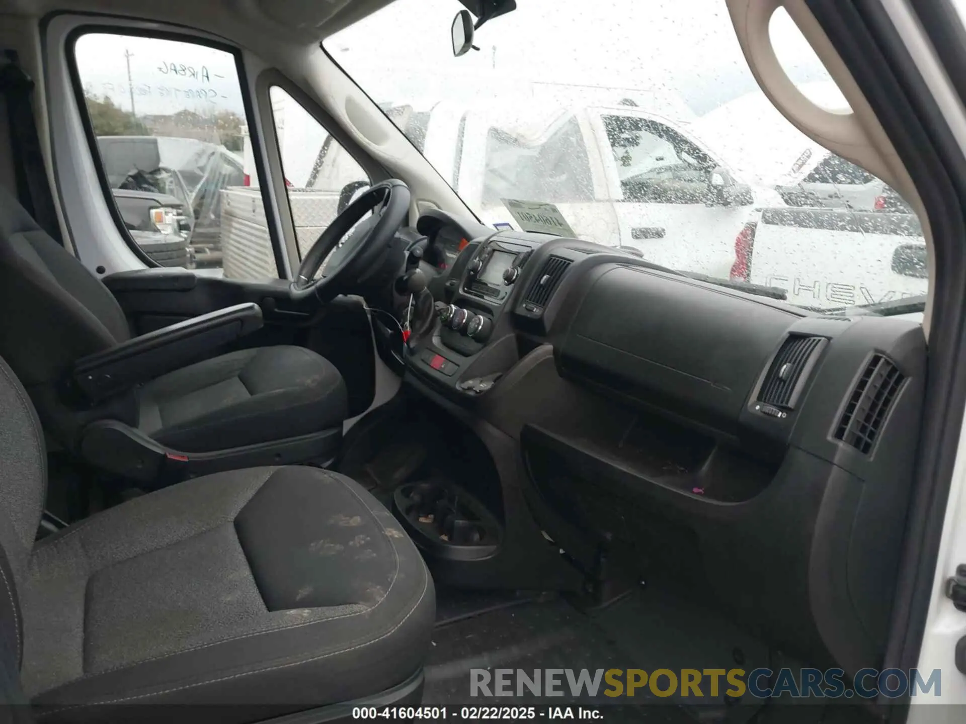 5 Photograph of a damaged car 3C6TRVAG5KE507151 RAM PROMASTER 1500 2019