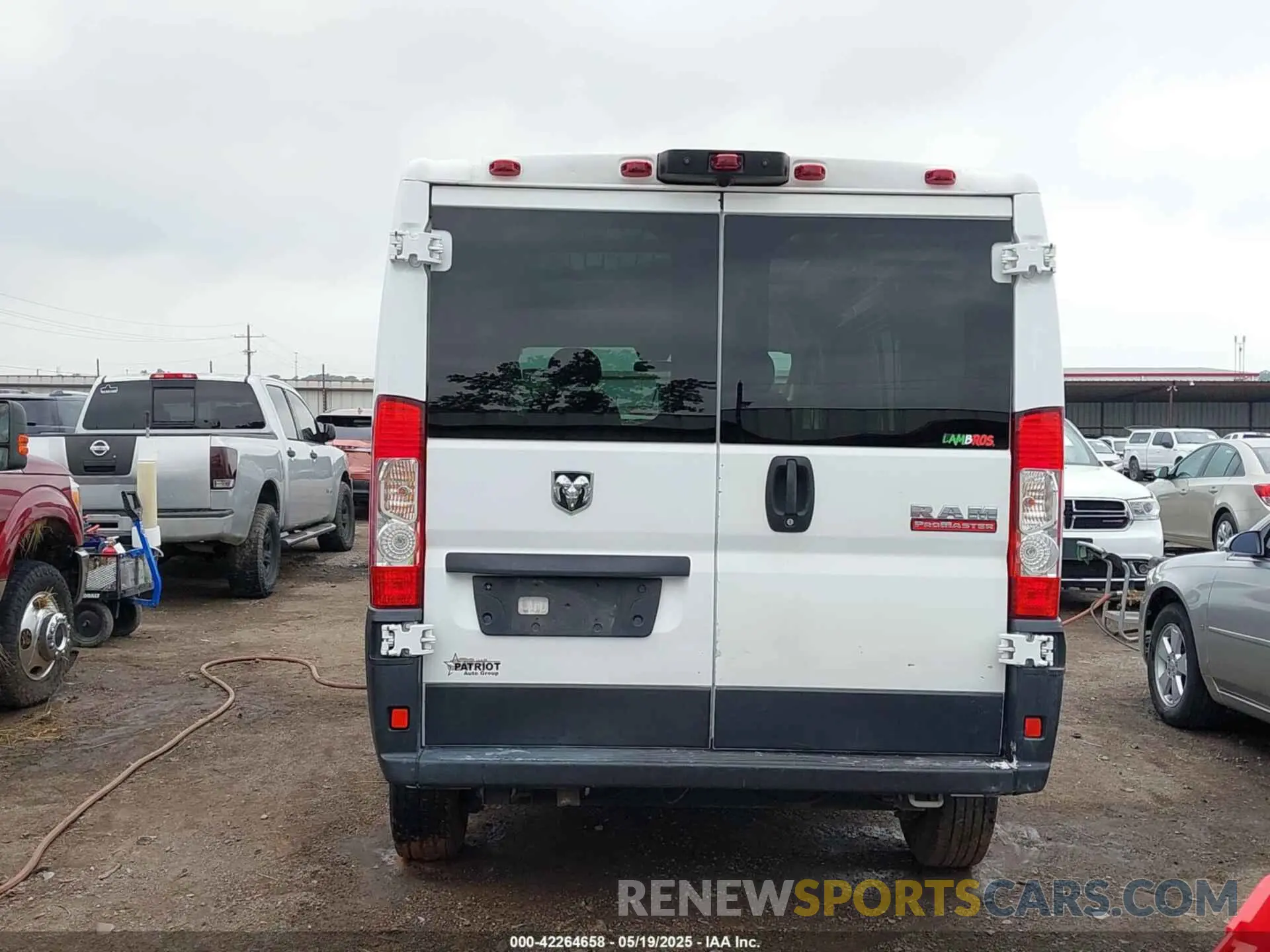 16 Photograph of a damaged car 3C6TRVAG9KE538970 RAM PROMASTER 1500 2019