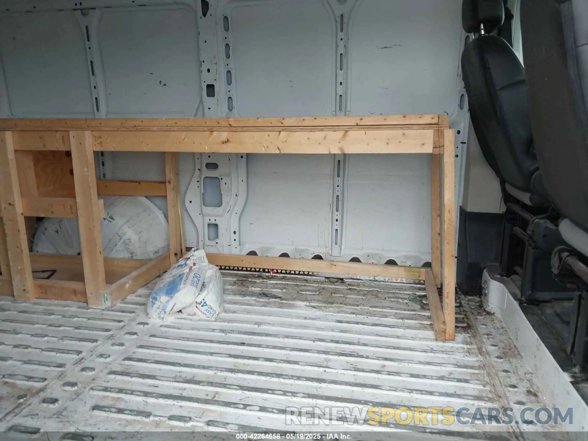 8 Photograph of a damaged car 3C6TRVAG9KE538970 RAM PROMASTER 1500 2019