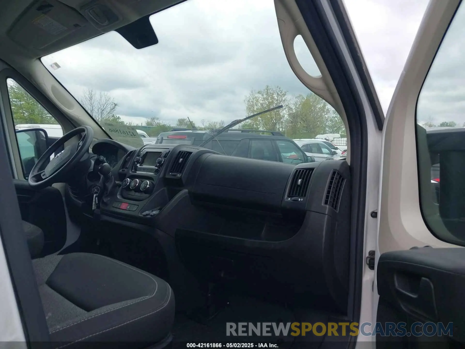 5 Photograph of a damaged car 3C6TRVBG2KE512970 RAM PROMASTER 1500 2019
