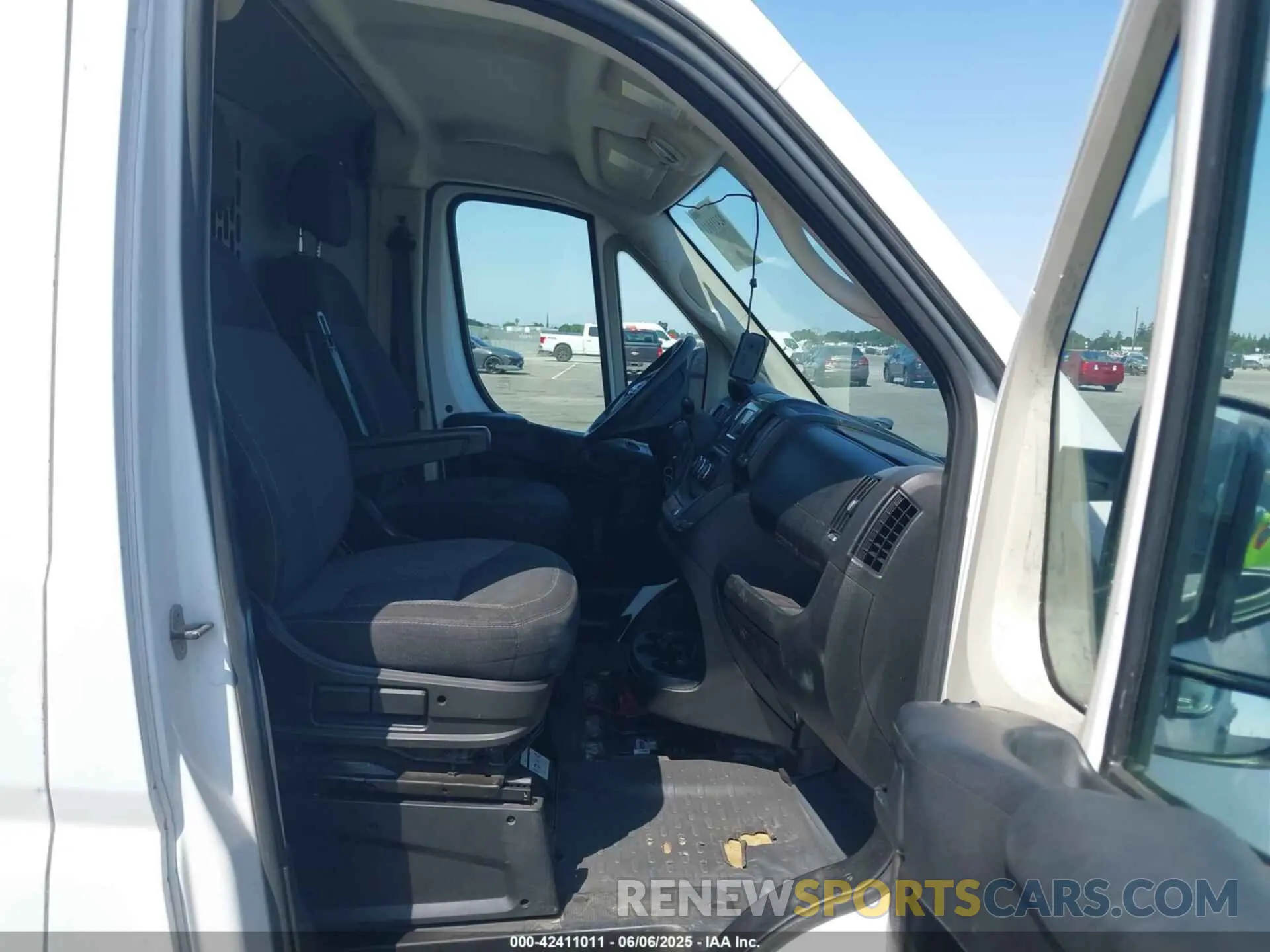 5 Photograph of a damaged car 3C6TRVBG2LE100324 RAM PROMASTER 1500 2020