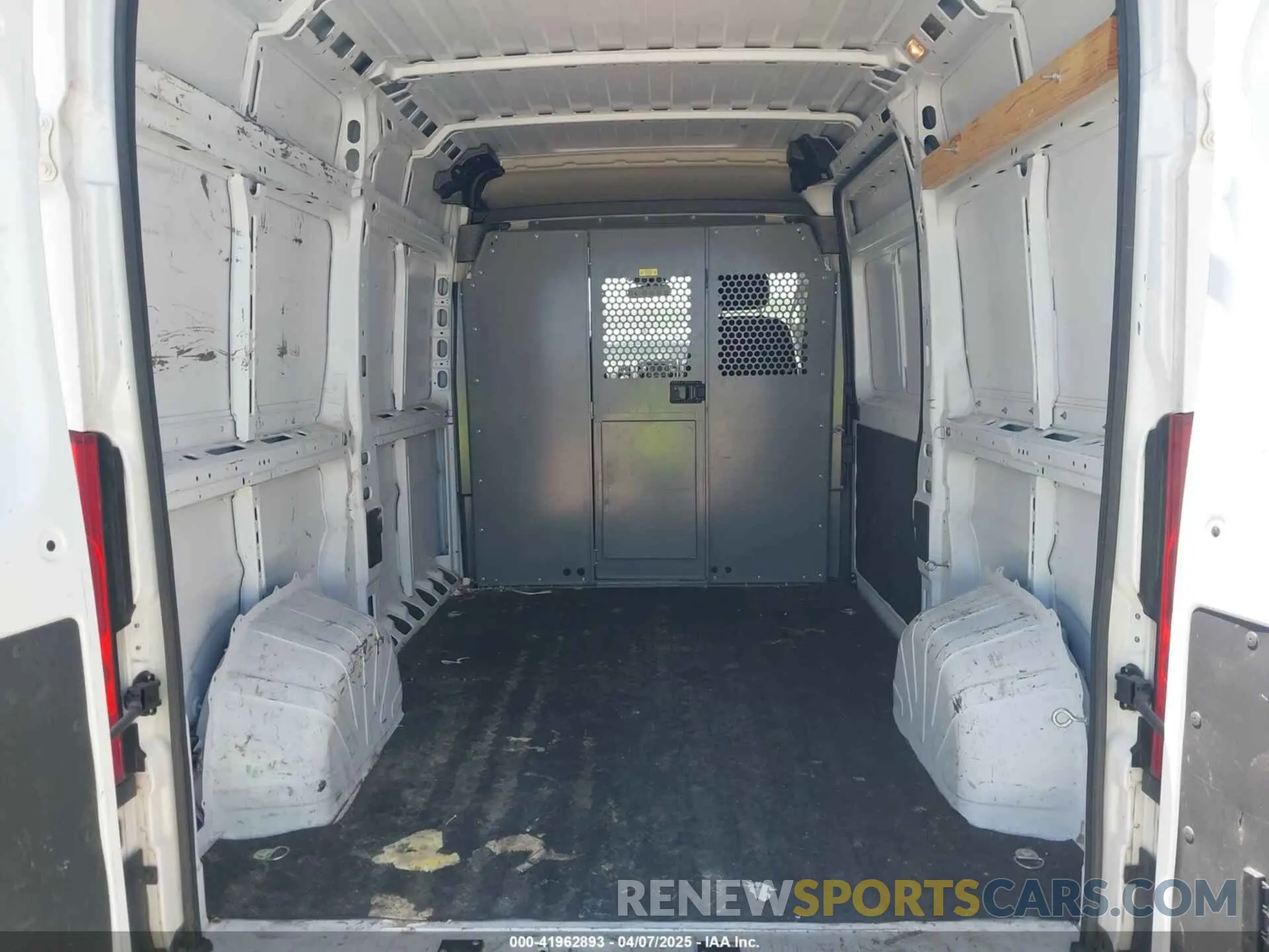 8 Photograph of a damaged car 3C6LRVBG9ME560727 RAM PROMASTER 1500 2021
