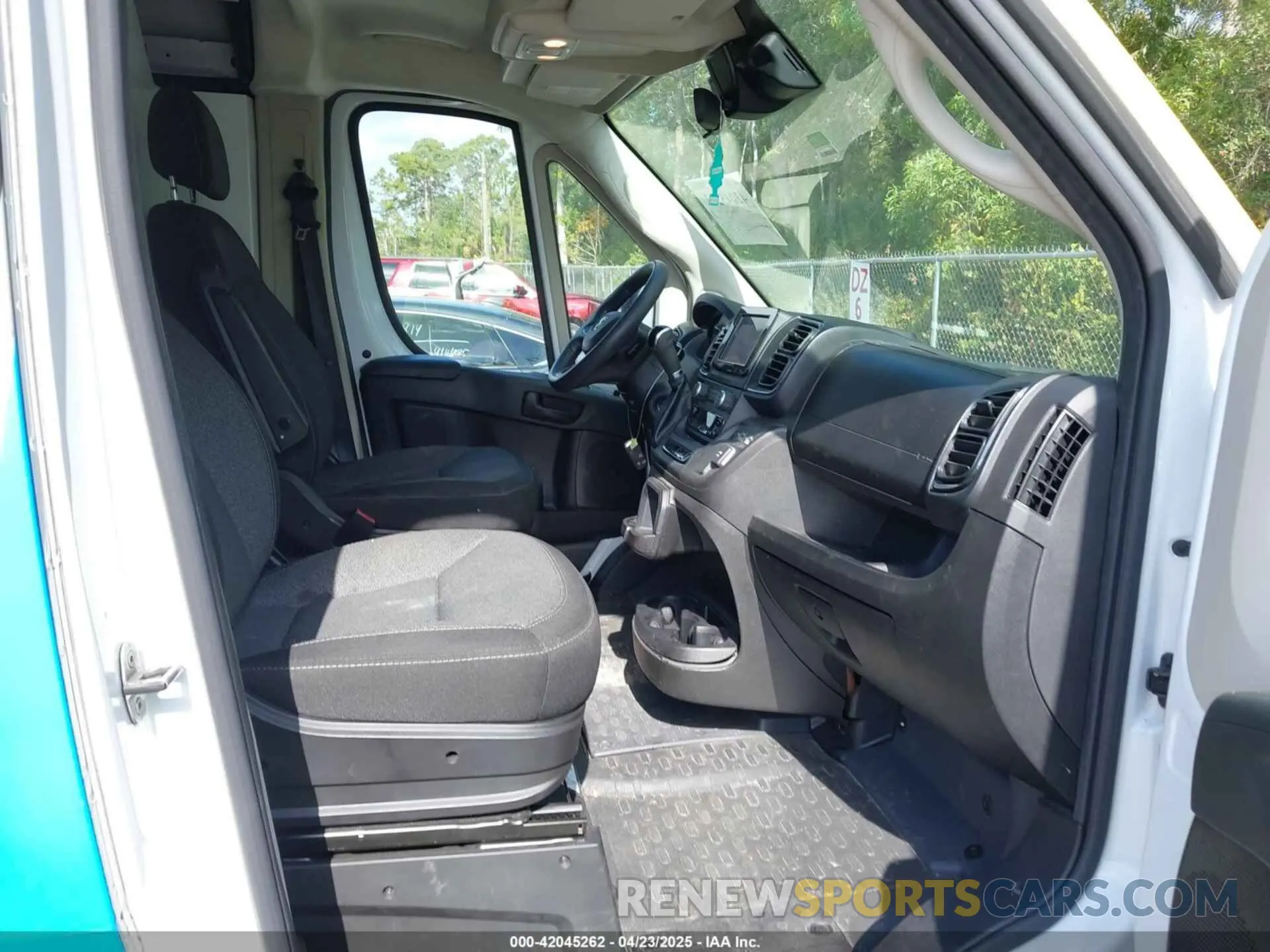 5 Photograph of a damaged car 3C6LRVBG2NE119197 RAM PROMASTER 1500 2022
