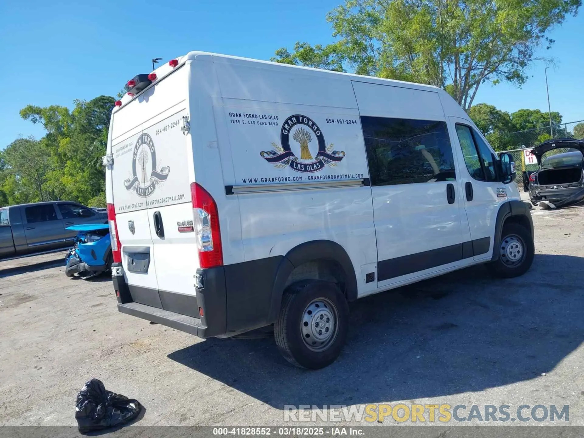 4 Photograph of a damaged car 3C6LRVBG6NE118991 RAM PROMASTER 1500 2022