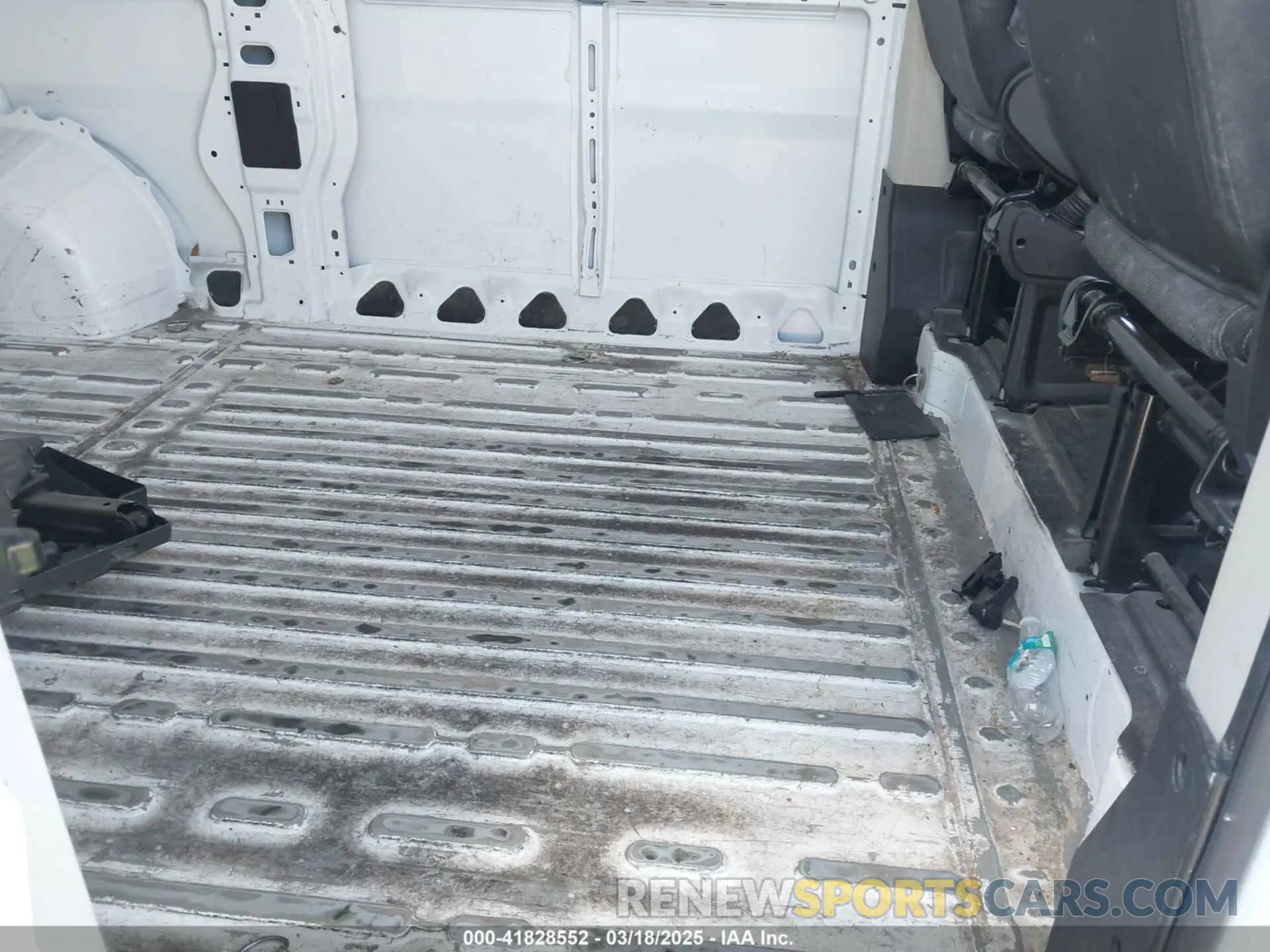 8 Photograph of a damaged car 3C6LRVBG6NE118991 RAM PROMASTER 1500 2022