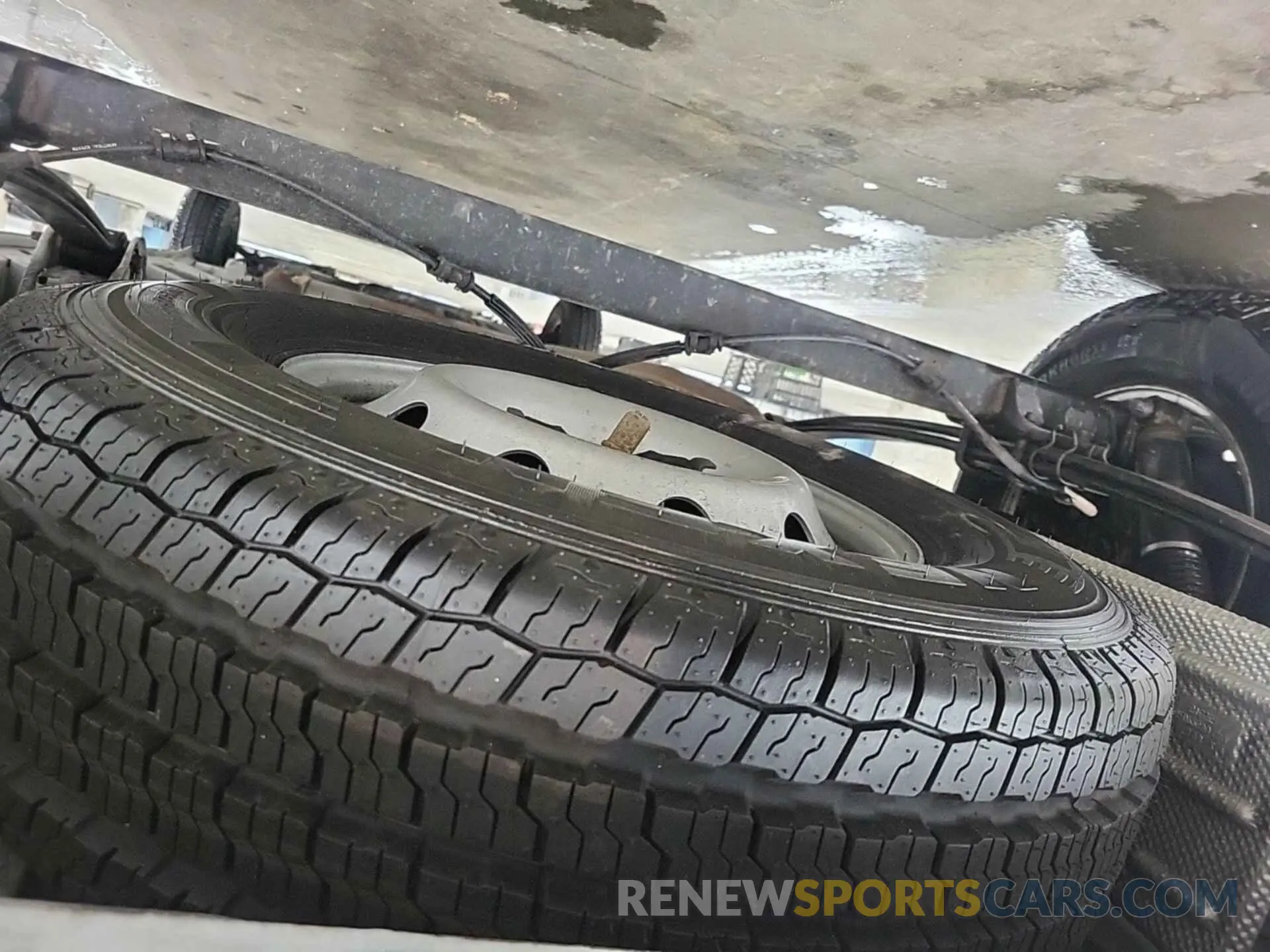 32 Photograph of a damaged car 3C6TRVDG3KE501005 RAM PROMASTER 2500 2019