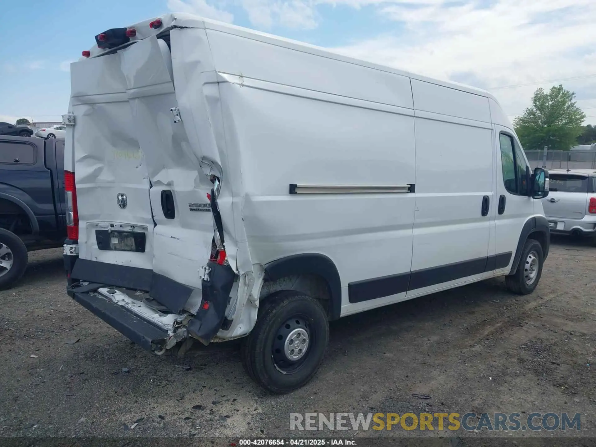 4 Photograph of a damaged car 3C6LRVDG5PE572066 RAM PROMASTER 2500 2023
