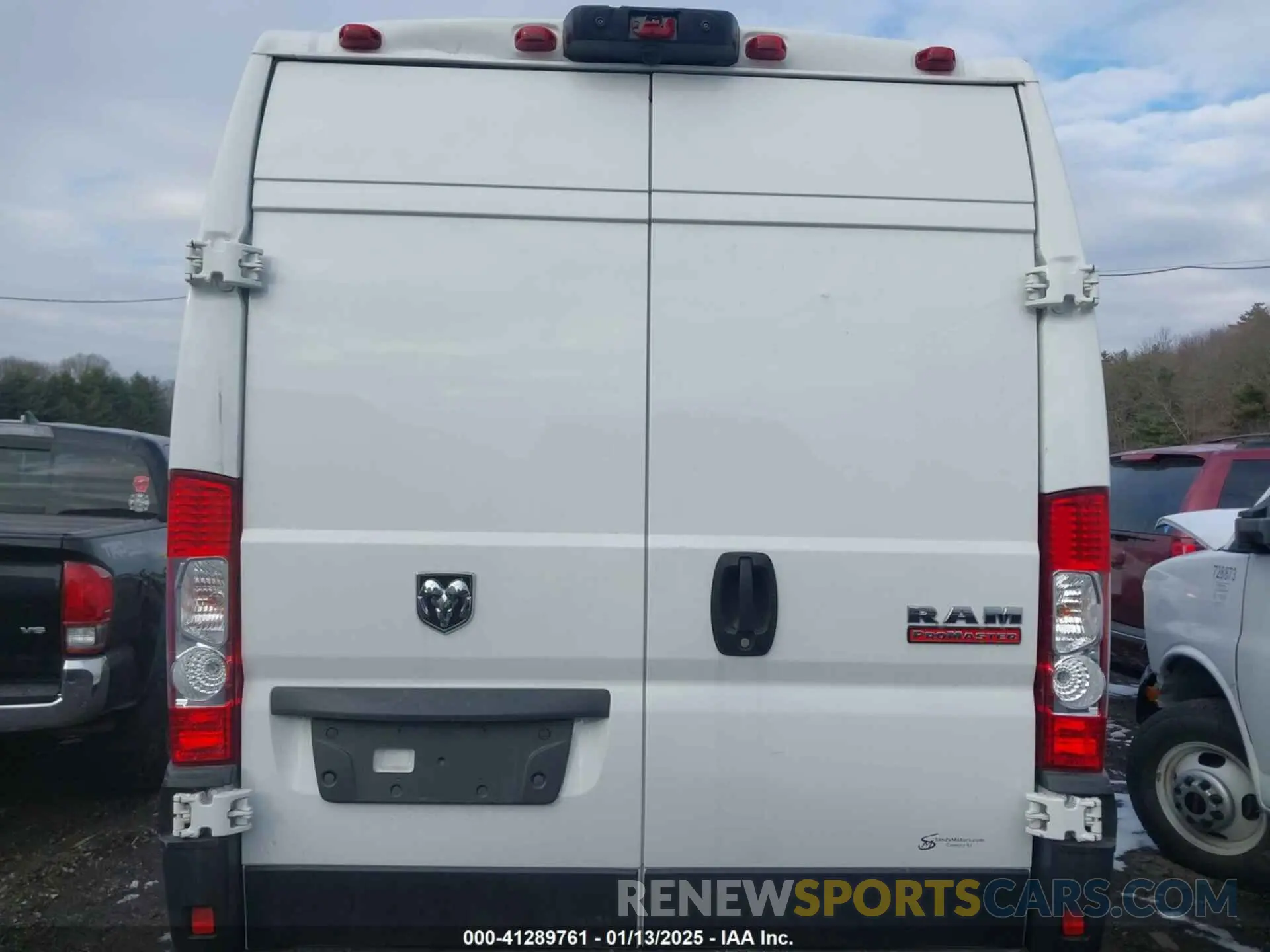 17 Photograph of a damaged car 3C6URVJG3LE119339 RAM PROMASTER 3500 2020