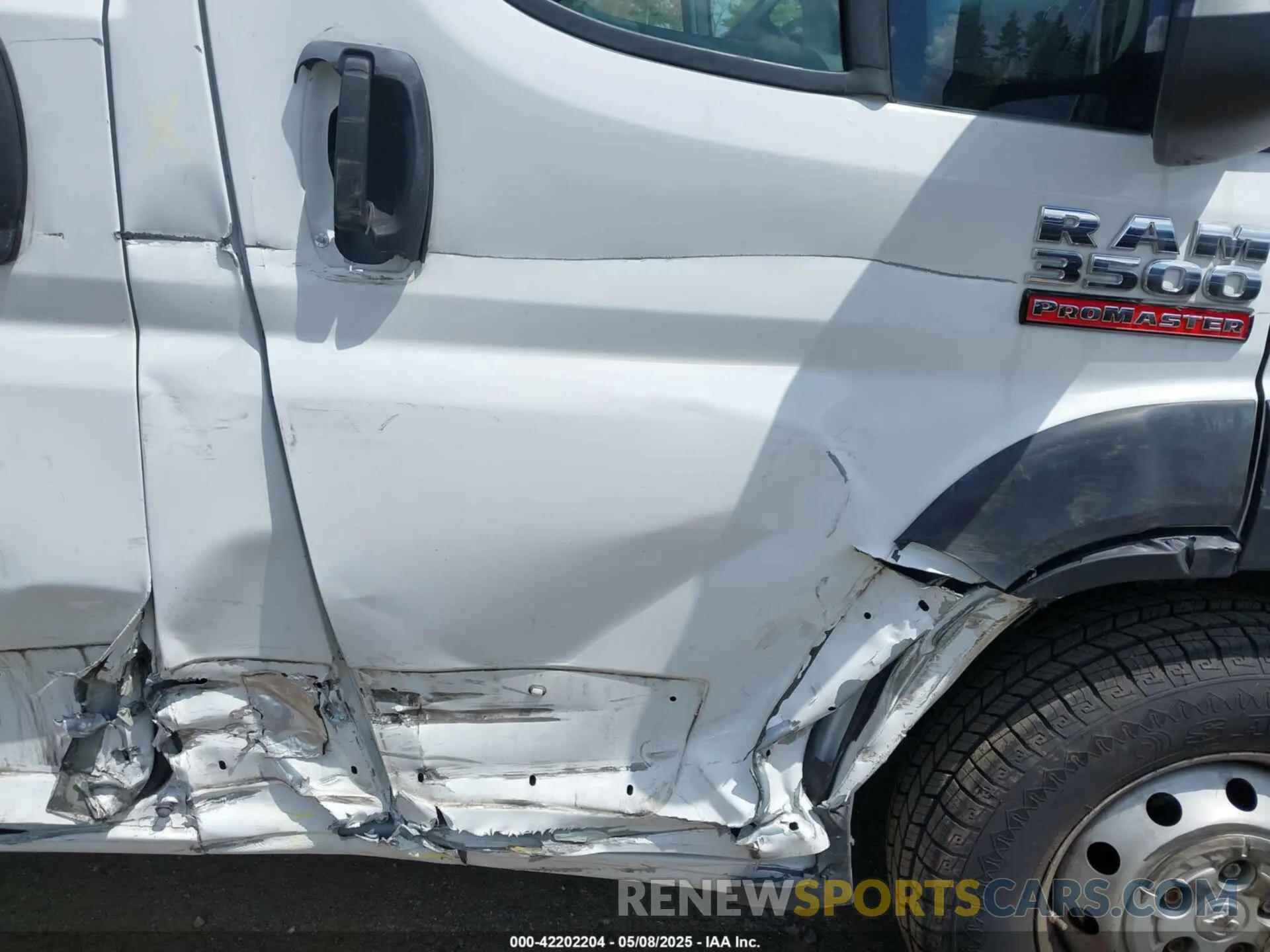 19 Photograph of a damaged car 3C6MRVJG2ME513321 RAM PROMASTER 3500 2021