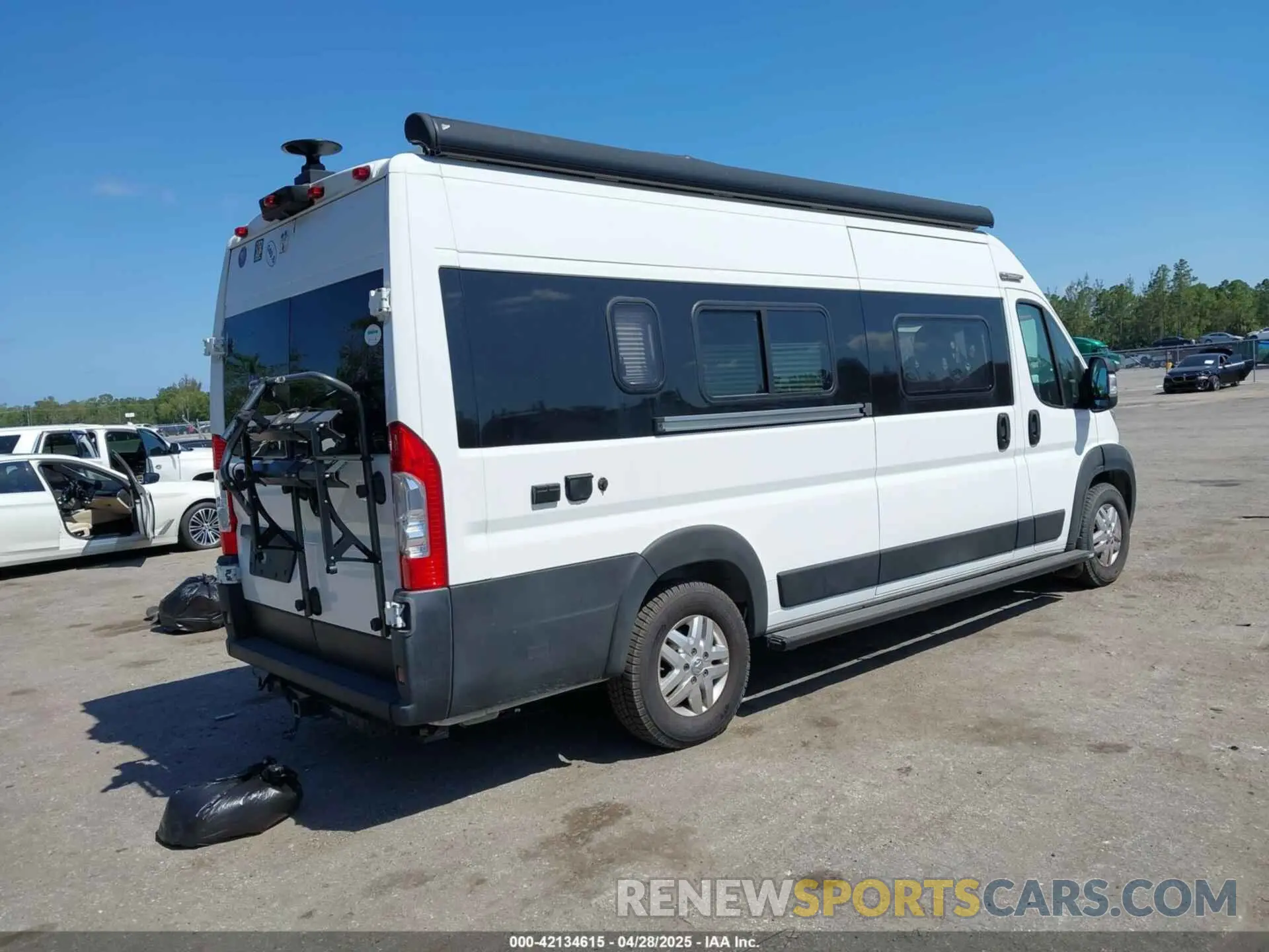 4 Photograph of a damaged car 3C6MRVJG9ME541813 RAM PROMASTER 3500 2021